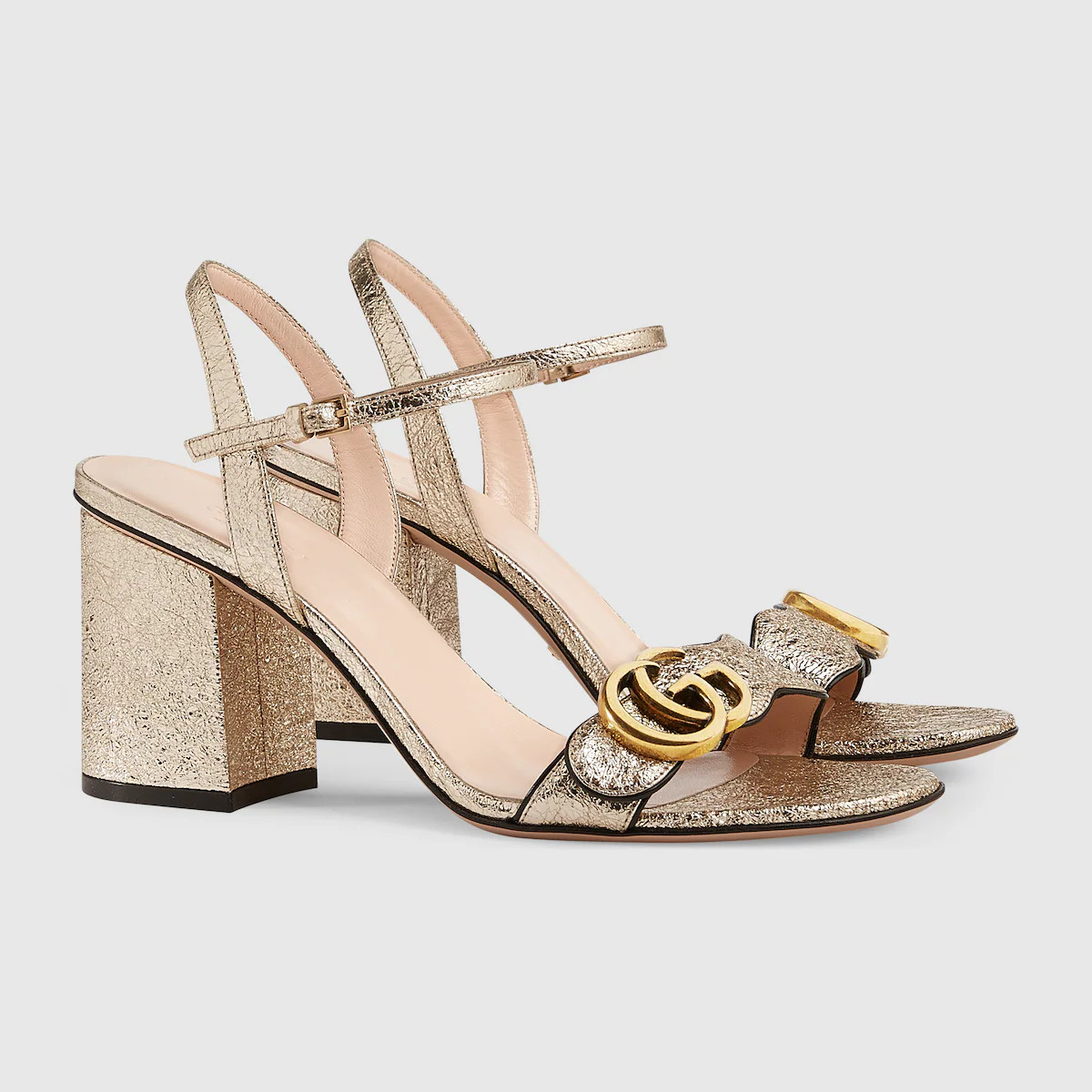 Sandale mit mittelhohem Absatz aus laminiertem Metallic-Leder | Gucci EU