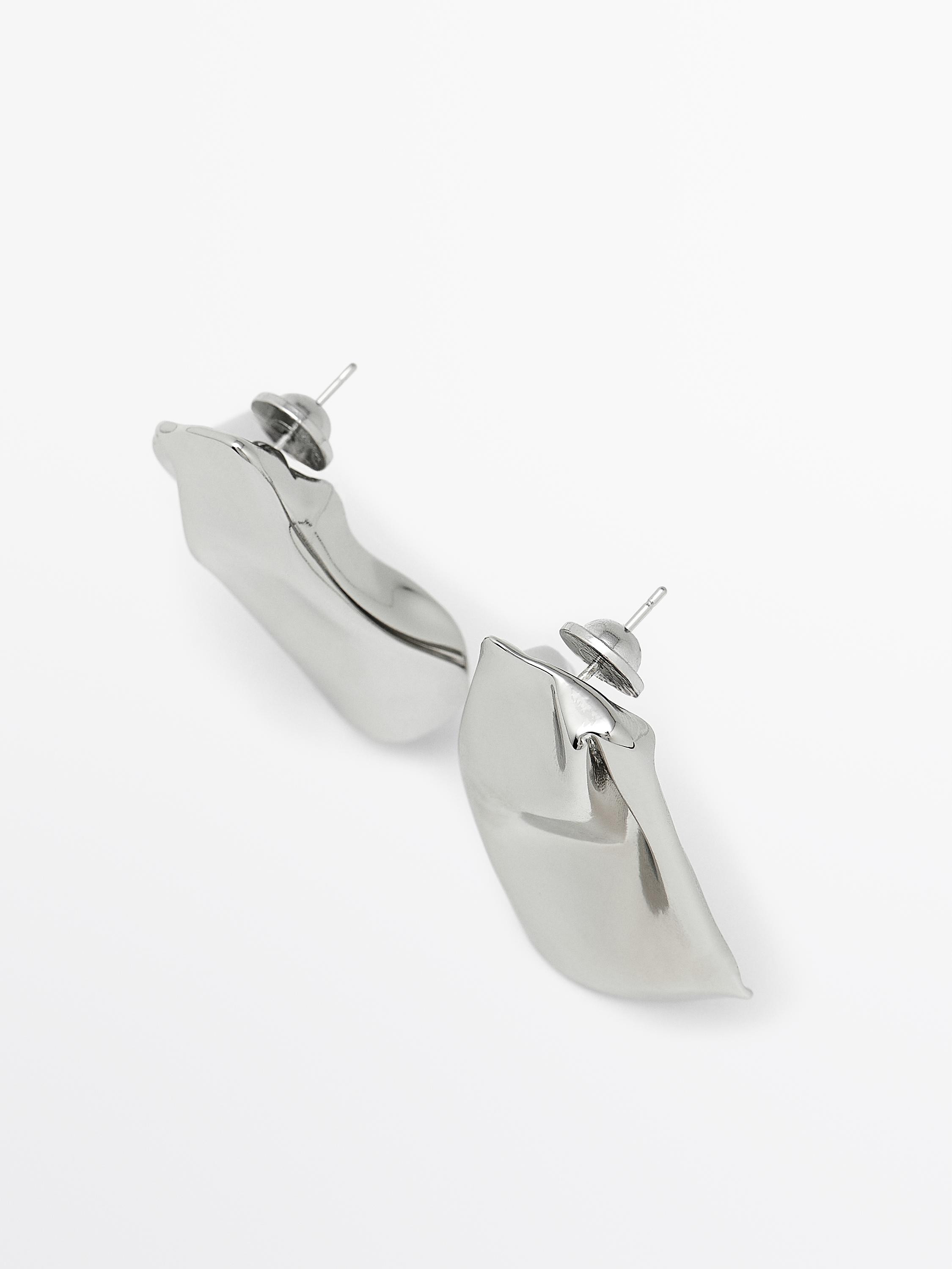Medium-sized earrings with pleats | Massimo Dutti UK