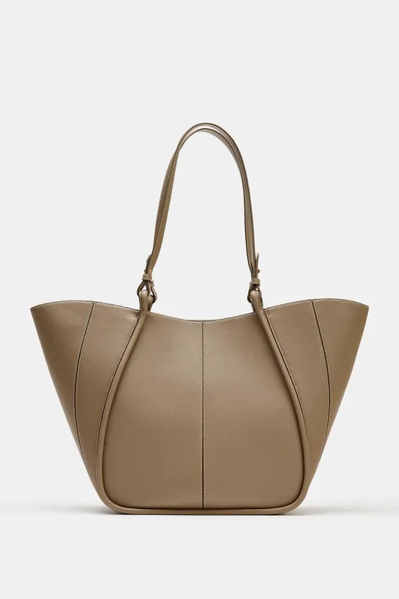 Maxi shopper shoulder bag. Contrast topstitching detail on the body. Removable interior zip compa... | Zara DE