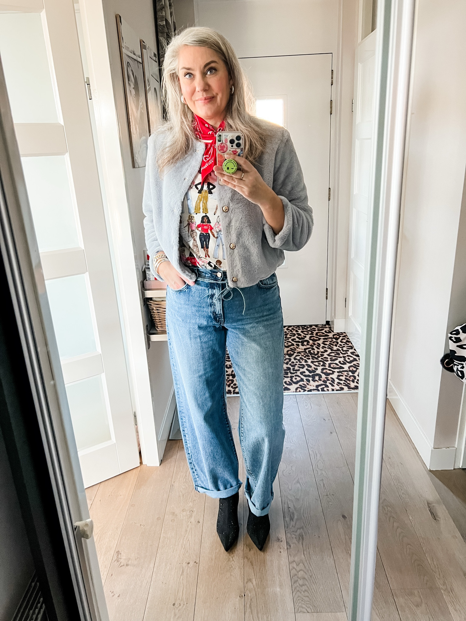 Ootd - Tuesday. Greyish blue faux fur cardigan over a print t-shirt (Wibra) paired with baggy jeans and sparkly, pointy toe boots and red bandana. 



#LTKnederlands #LTKFashionMonth #LTKeurope