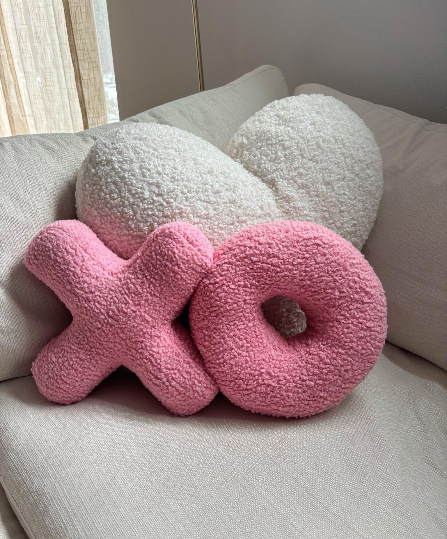 Valentine’s Pillows! Exact XO is from hobby lobby, but I linked some similar options! 💕🤍

#LTKSeasonal #LTKFindsUnder100 #LTKHome