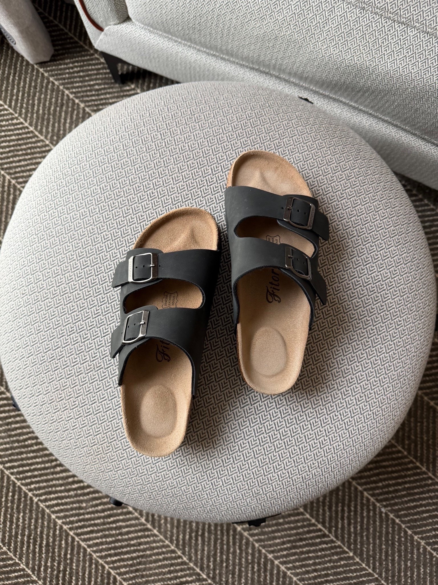 I’ve been wearing these around non-stop and even brought them on set with me to wear 12-14 hours a day and they’ve passed the test! Highly recommend. Way comfier than Birkenstocks. #fitoryshoes

