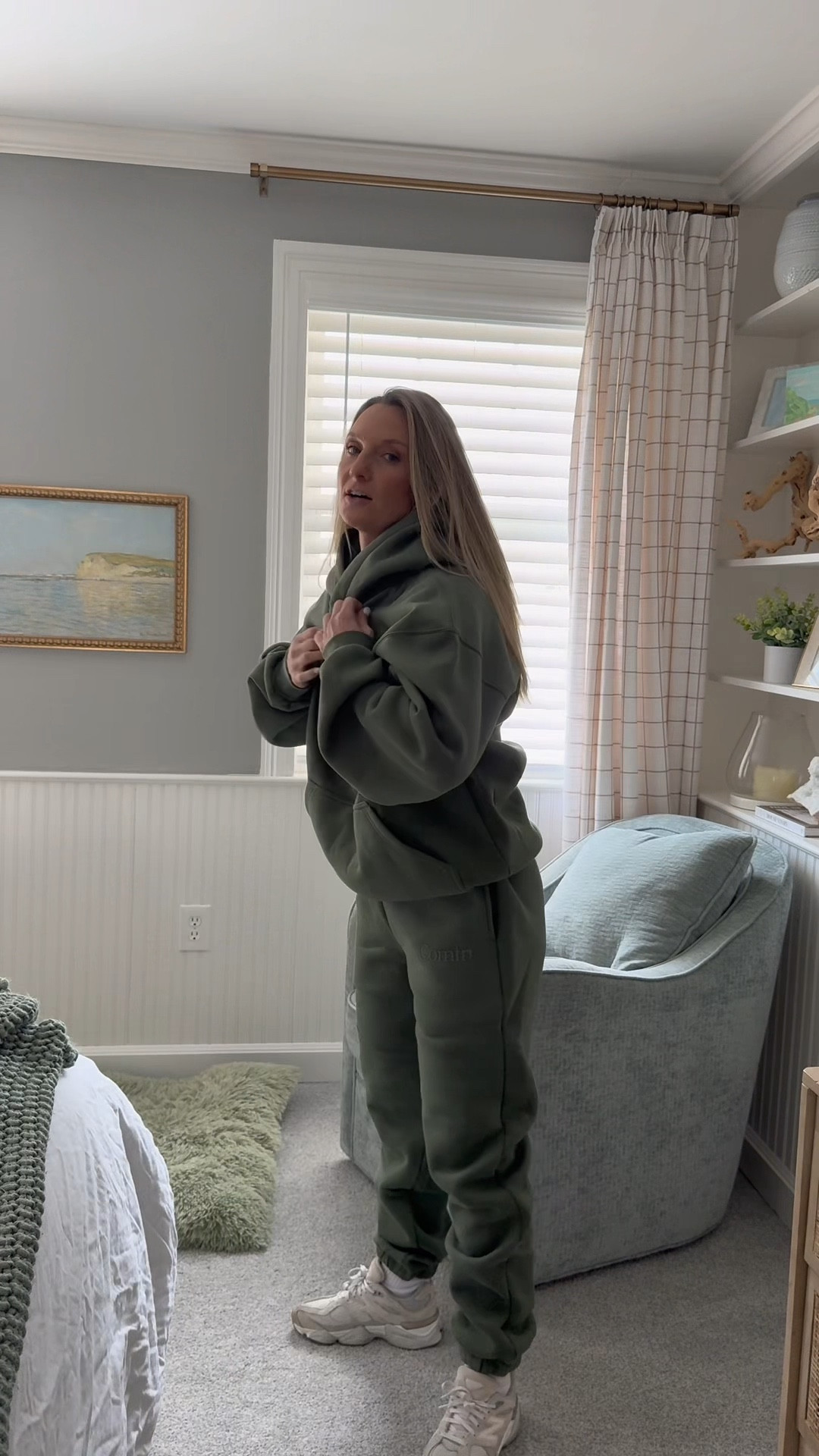 I love it.  It’s so thick.  Worth every penny so far.

Wearing a size small in pants and hoodie from Comfort