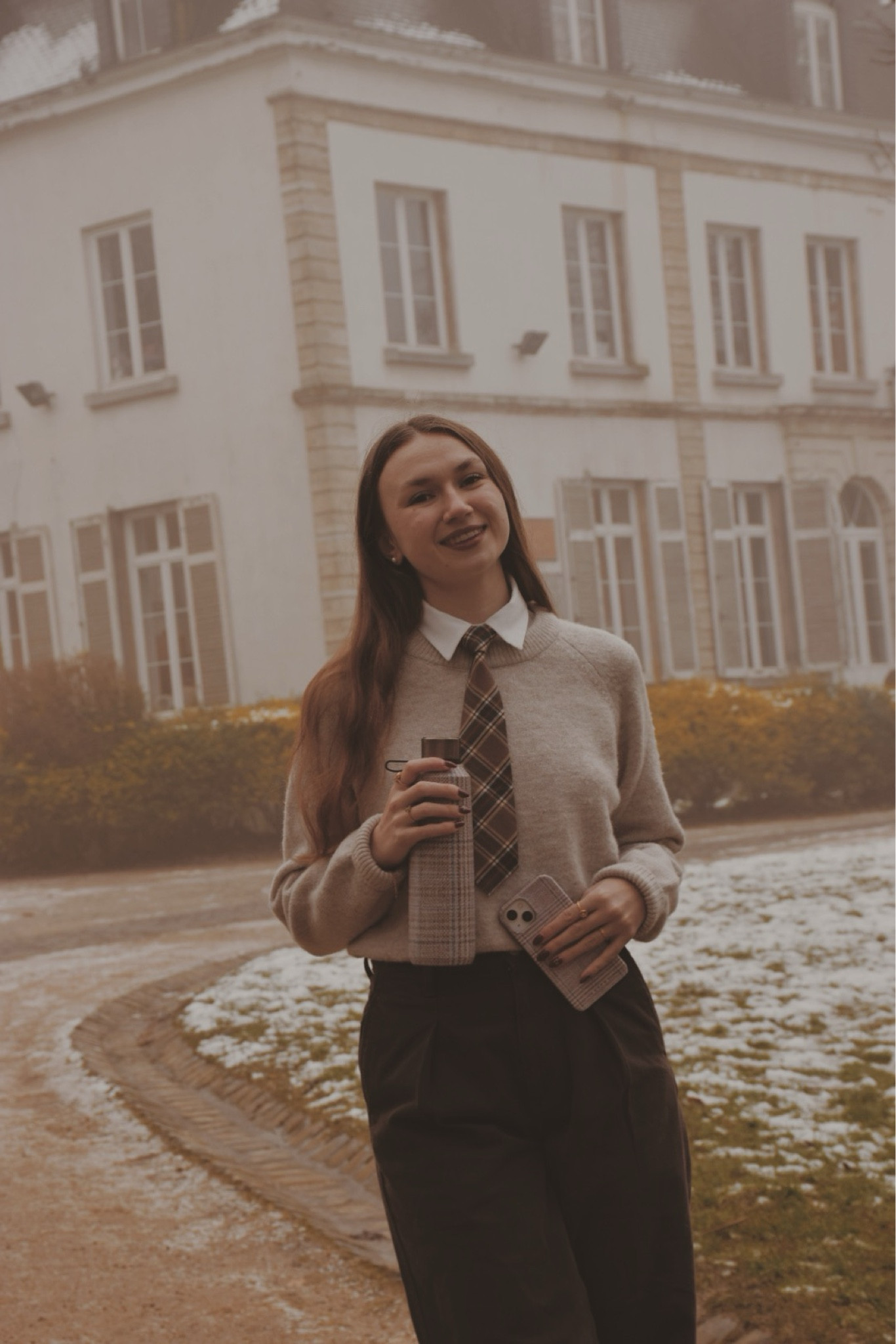 Beige wool sweater
Fake shirt collar
Brown neck tie 

Light academia 
Light academia outfit 
Light academia style 
Light academia aesthetic 
Neutral outfit 
Autumn outfit 
Autumn fashion 
Autumn fashion inspo