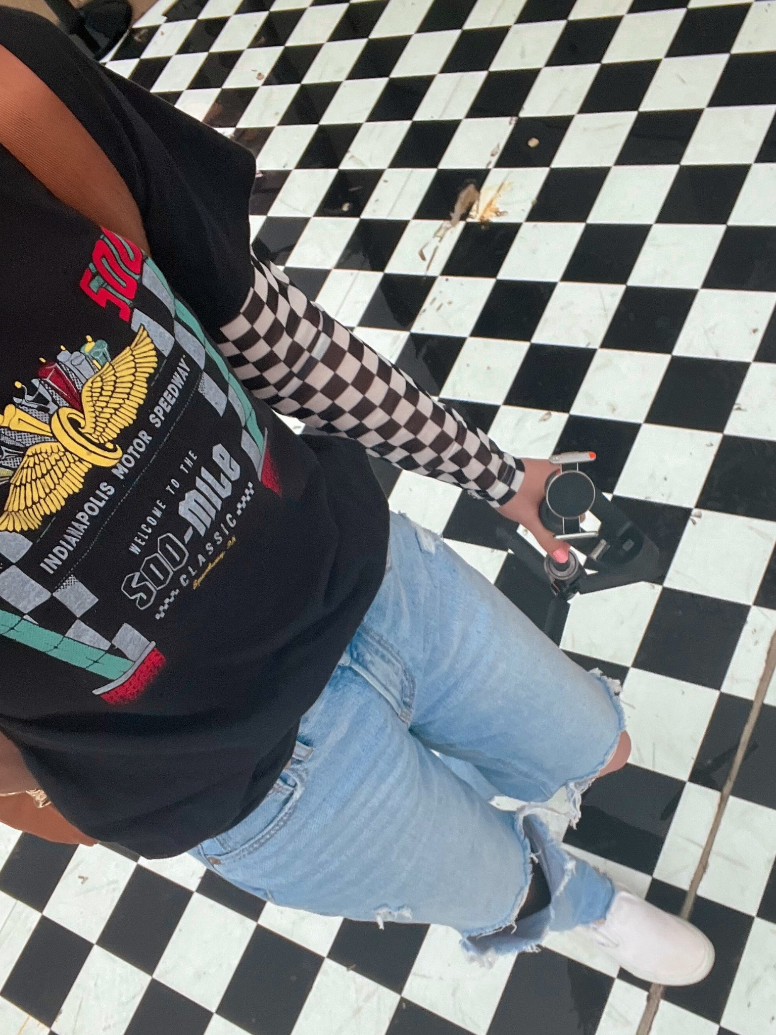 Racing outfit, race day outfit, racing outfit, Indianapolis 500 outfit, Indy 500 outfit, checkered outfit, casual mom outfit, ripped jeans outfit, spring style

Shirt is: united state of Indiana (S) 