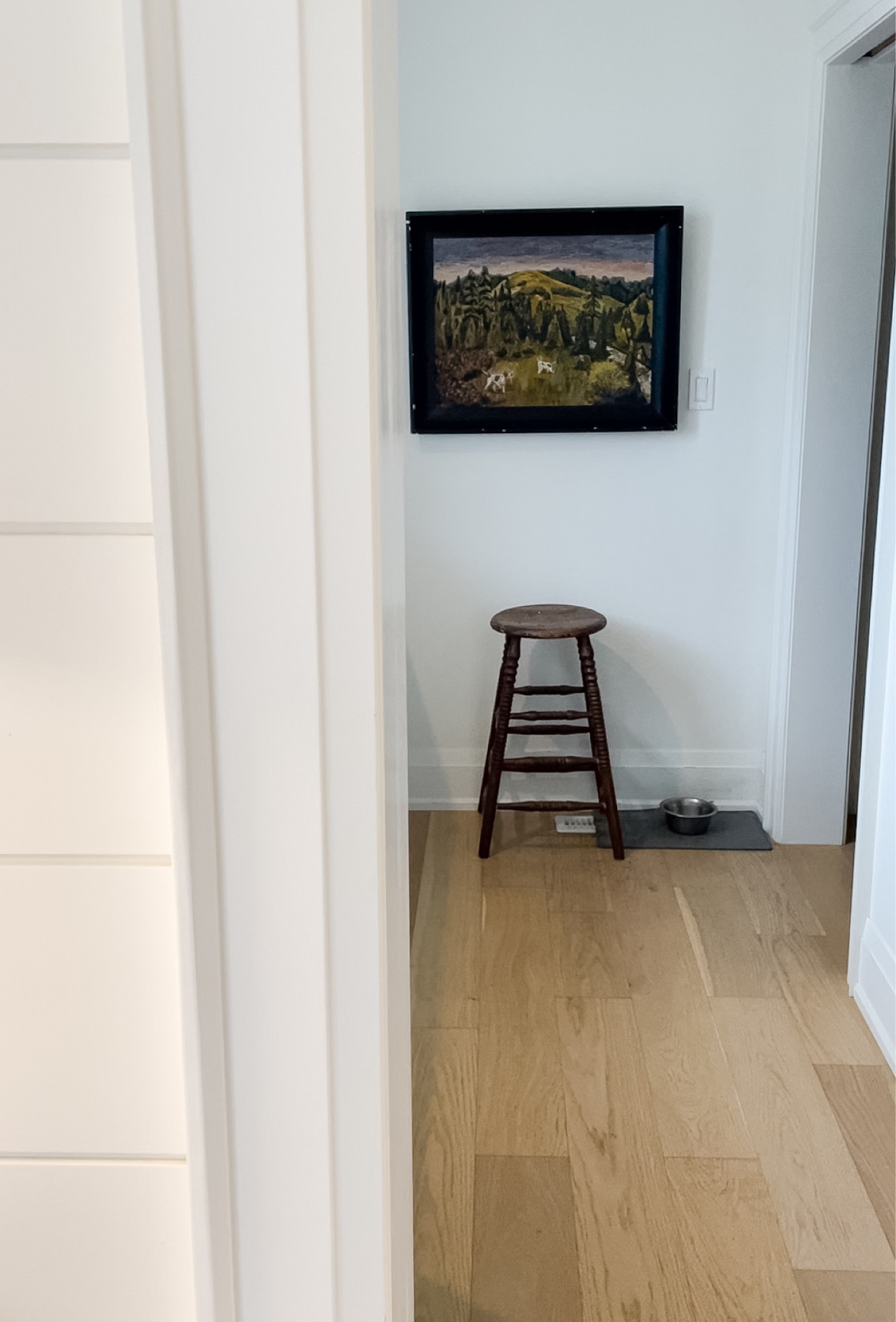 VINTAGE PAINTINGS AND STOOLS 
.
You can’t go wrong with these two vintage touches to a modern space. 🤍

#LTKhome #LTKstyletip