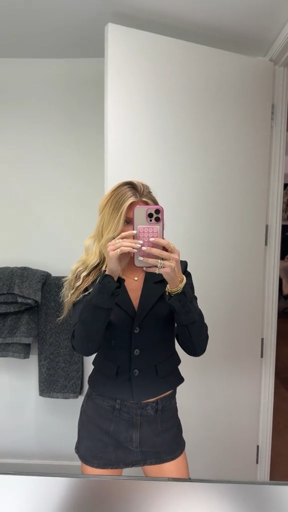 Wearing my sister’s top and seeing how long it takes for her to notice…

#LTKSeasonal #LTKFindsUnder100 #LTKStyleTip