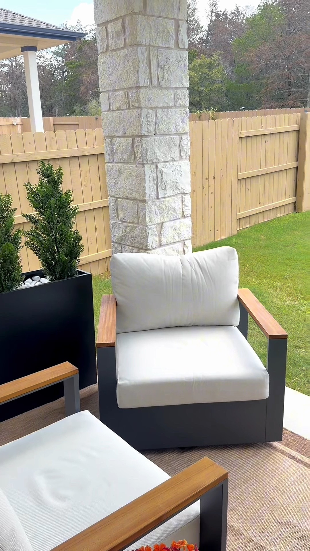 Un rinconcito de nuestra terraza que ahora disfrutamos muchísimo más 🤍✨

Agregamos estos sillones de @homarycom y son un 20 de 10: modernos, cómodos y de excelente calidad.

✨ Labor Day Sale
Hasta 70% OFF

* 20% OFF extra en artículos seleccionados de liquidación.

Además, puedes usar mi código GL33 para obtener 14% OFF en toda la tienda.

Si estás pensando en renovar tu terraza, comenta TERRAZA y con gusto te envío todos los detalles. 🤎

#Homaryreviews #Homary #myhomary  #homedecor #decoration