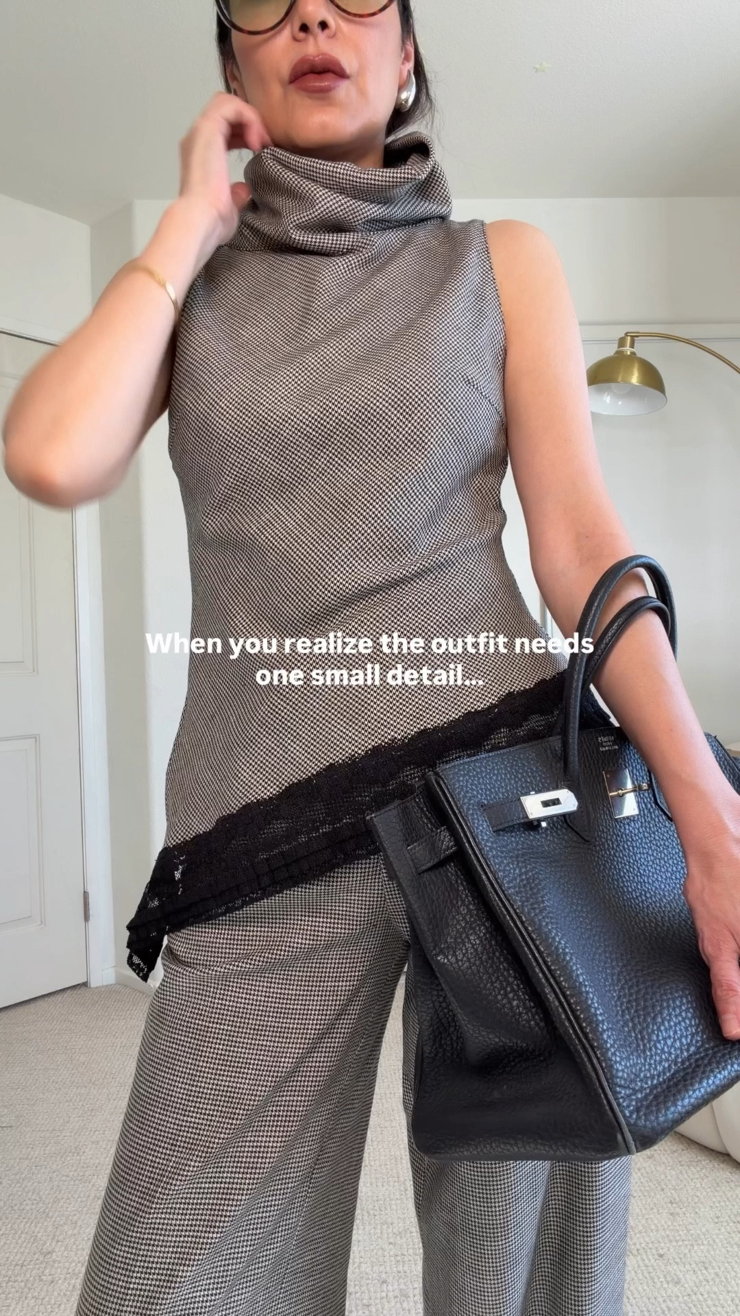POV: You realized your outfit was missing one small detail.
Sometimes the difference between basic and elevated is simply in the styling ✨

Small detail. Big difference.

#quietluxury
#stylingtips
#fashionover40
#elevatedstyle
#broochstyle

Zara outfit
Zara pin
Zara houndstooth pants size S
Zara asymmetrical top size S