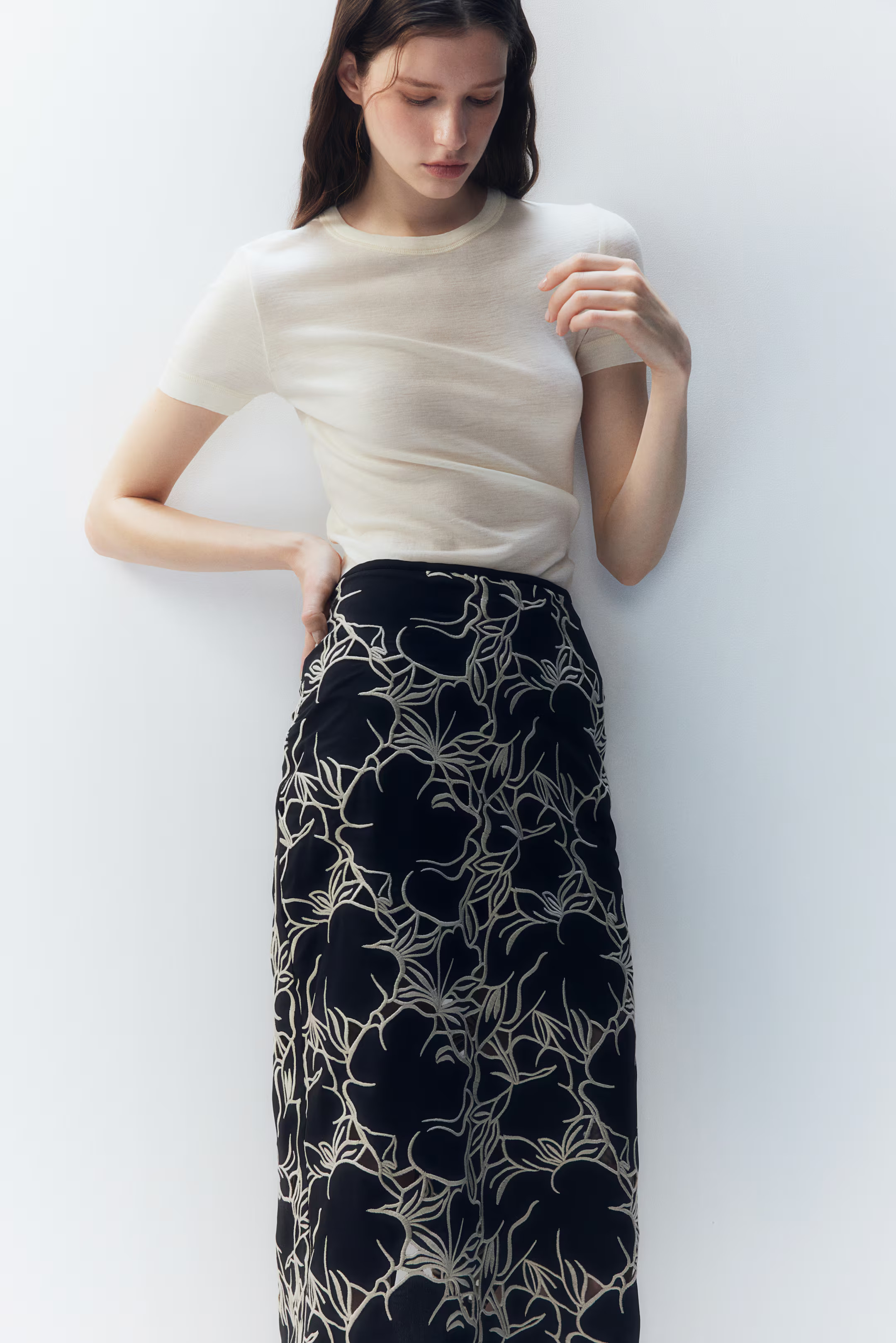 Embroidered pencil skirt - Black/cream patterned - Ladies | H&M US | H&M (US + CA)