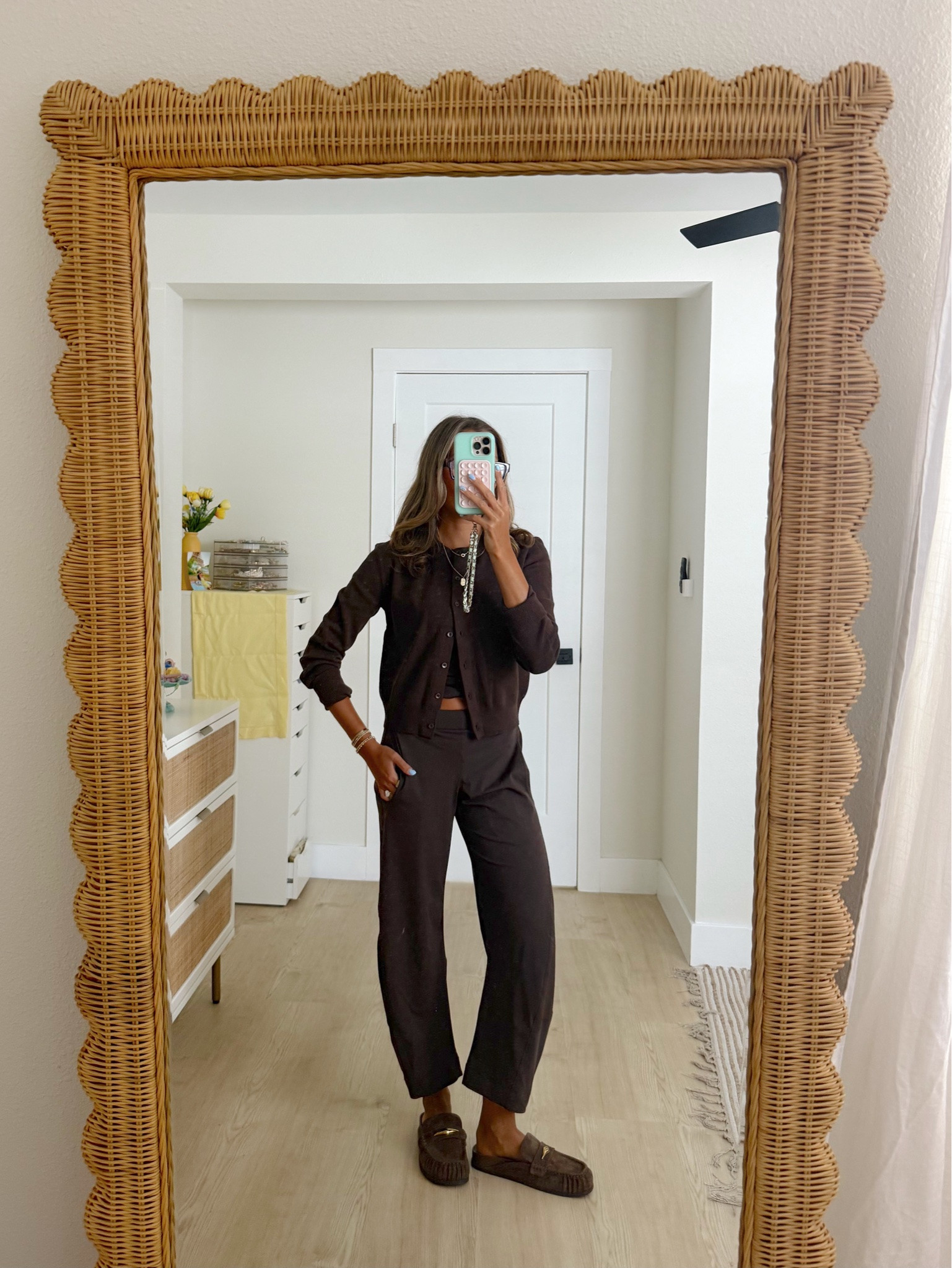 comfy casual fall outfit ideas🍂🤎 wearing an XS in tsweayers and tops and 24 / 00 regular in jeans
