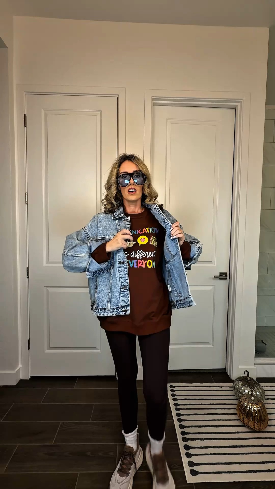 Millennial mom outfit but with couple of the twists. When it doubt throw on a jean jacket, chunky sneaks and pair of trendy sunnies.
Affordable fall outfits for women over 30 | easy everyday outfits | casual fall fashion | 30+ style #millennialfashion #styleinspo #fashiongram #momfashionblogger