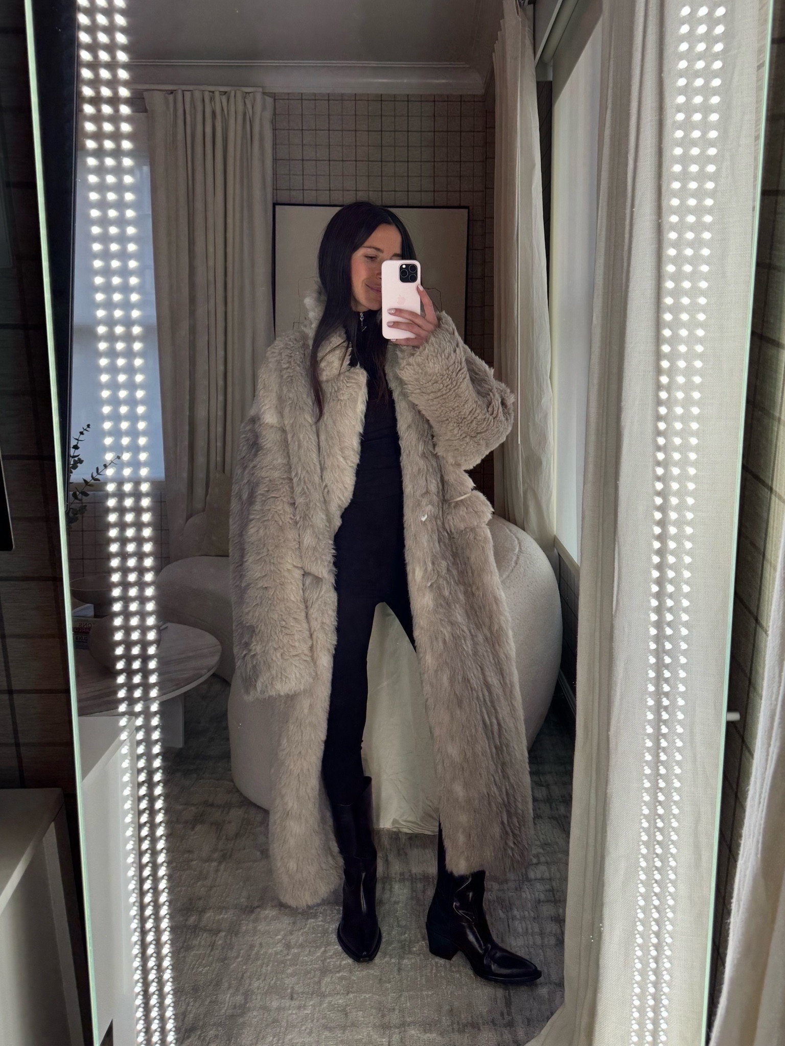 STYLE SESSION:  après ski lunch look 🖤 Will be wearing this on my next ski trip

#LTKSeasonal #LTKtravel #LTKstyletip