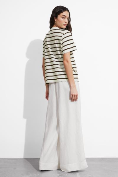 Relaxed T-Shirt - Round neck - Short sleeve - Black/White Stripes - Ladies | H&M GB | H&M (UK, MY, IN, SG, PH, TW, HK)