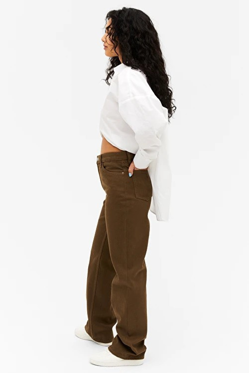 Nea Jeans in Braun mit hohem Bund | Monki (DE)