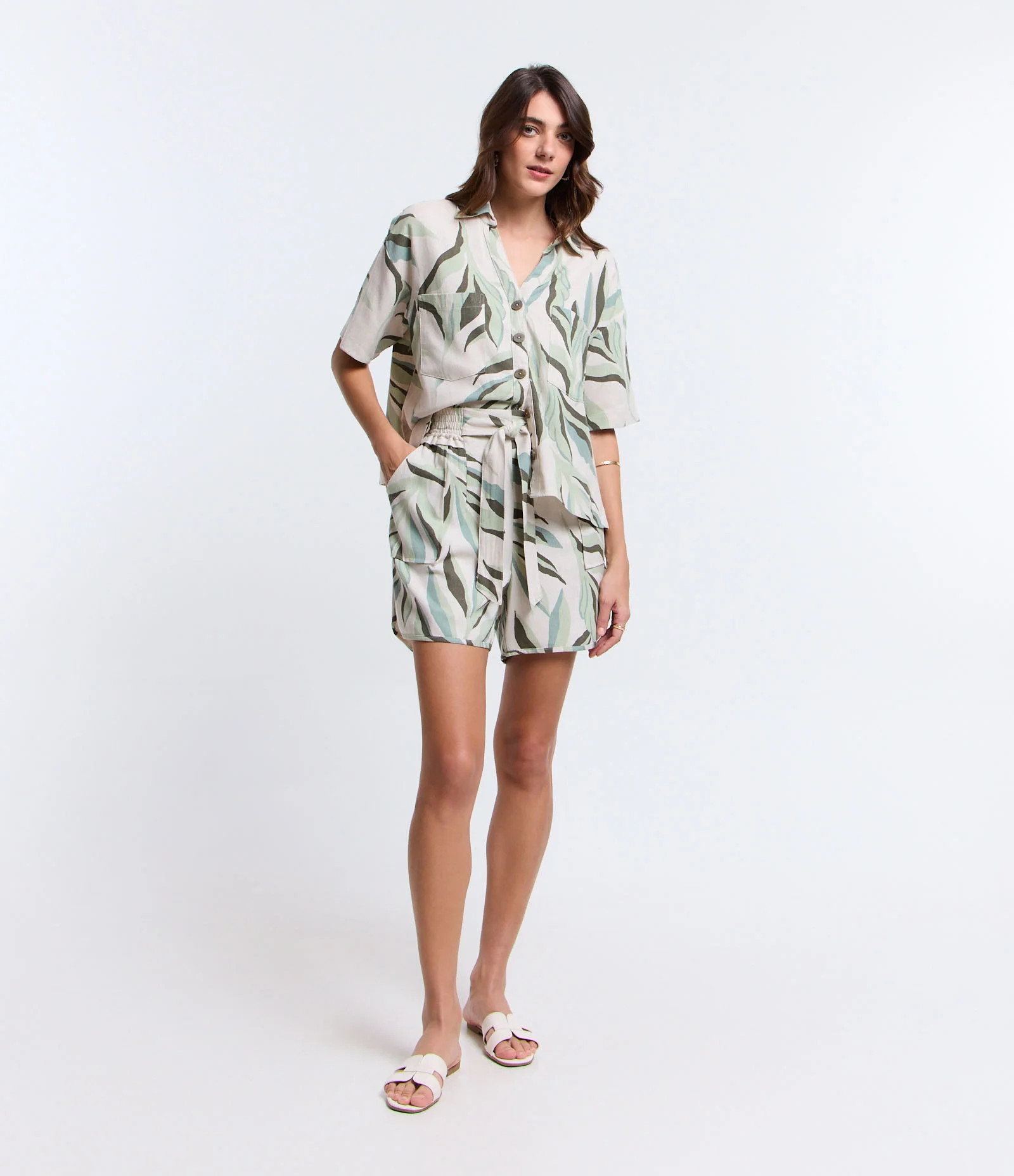 Short em Viscolinho com Amarração Frontal e Estampa Folhagens Off White - Lojas Renner | Renner (BR)