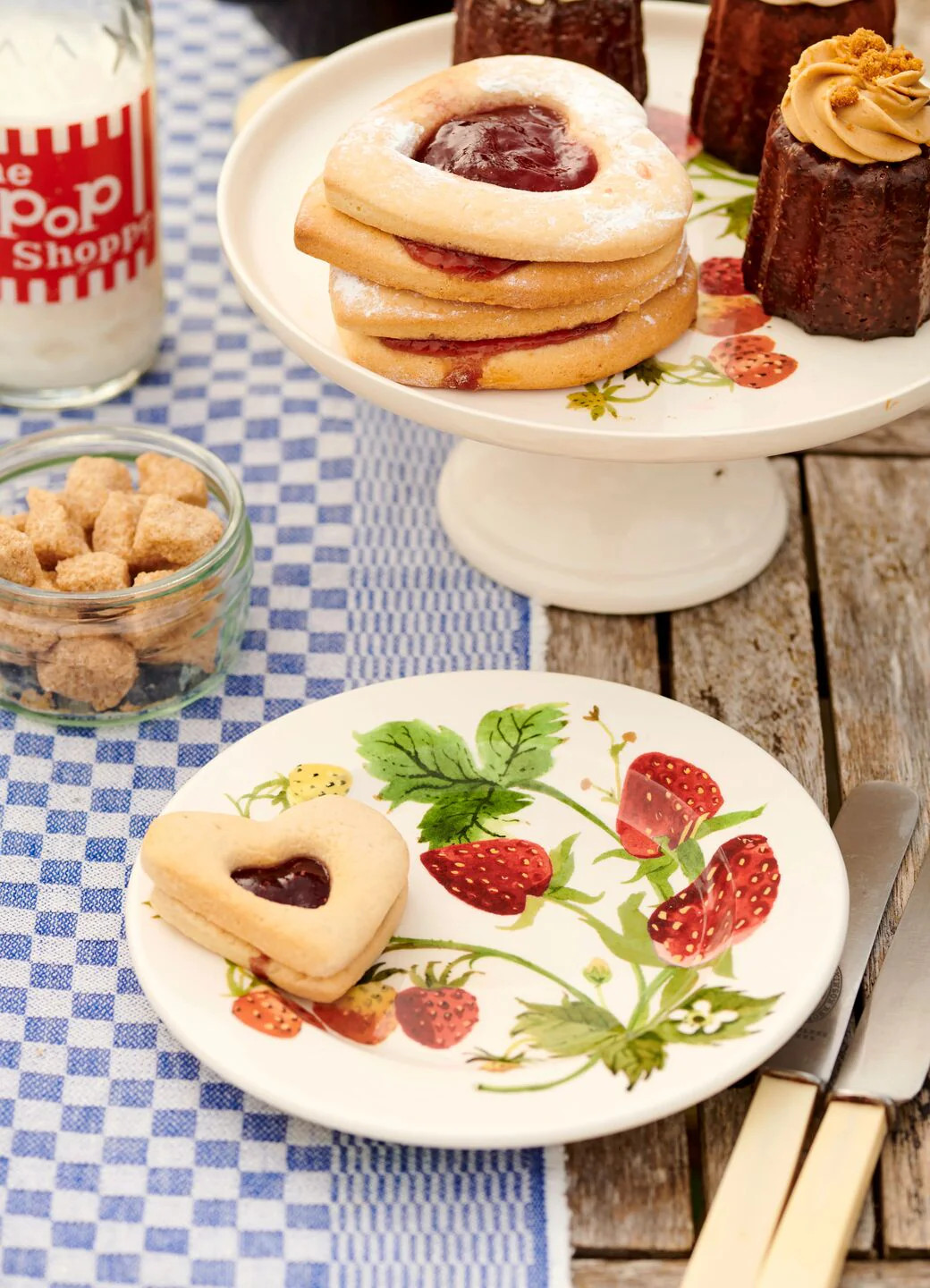 Strawberries 6 1/2 Inch Plate | Emma Bridgewater (UK)