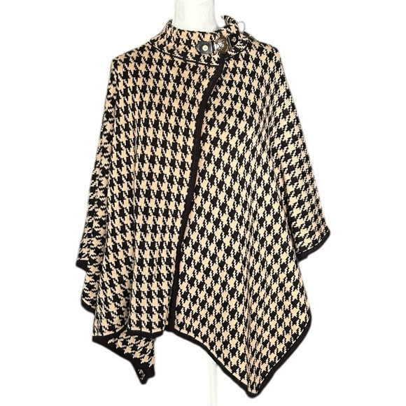 ANNE KLEIN Black & Tan Houndstooth Knit Poncho Cape Lion Head Clasp Chic sz M | Poshmark