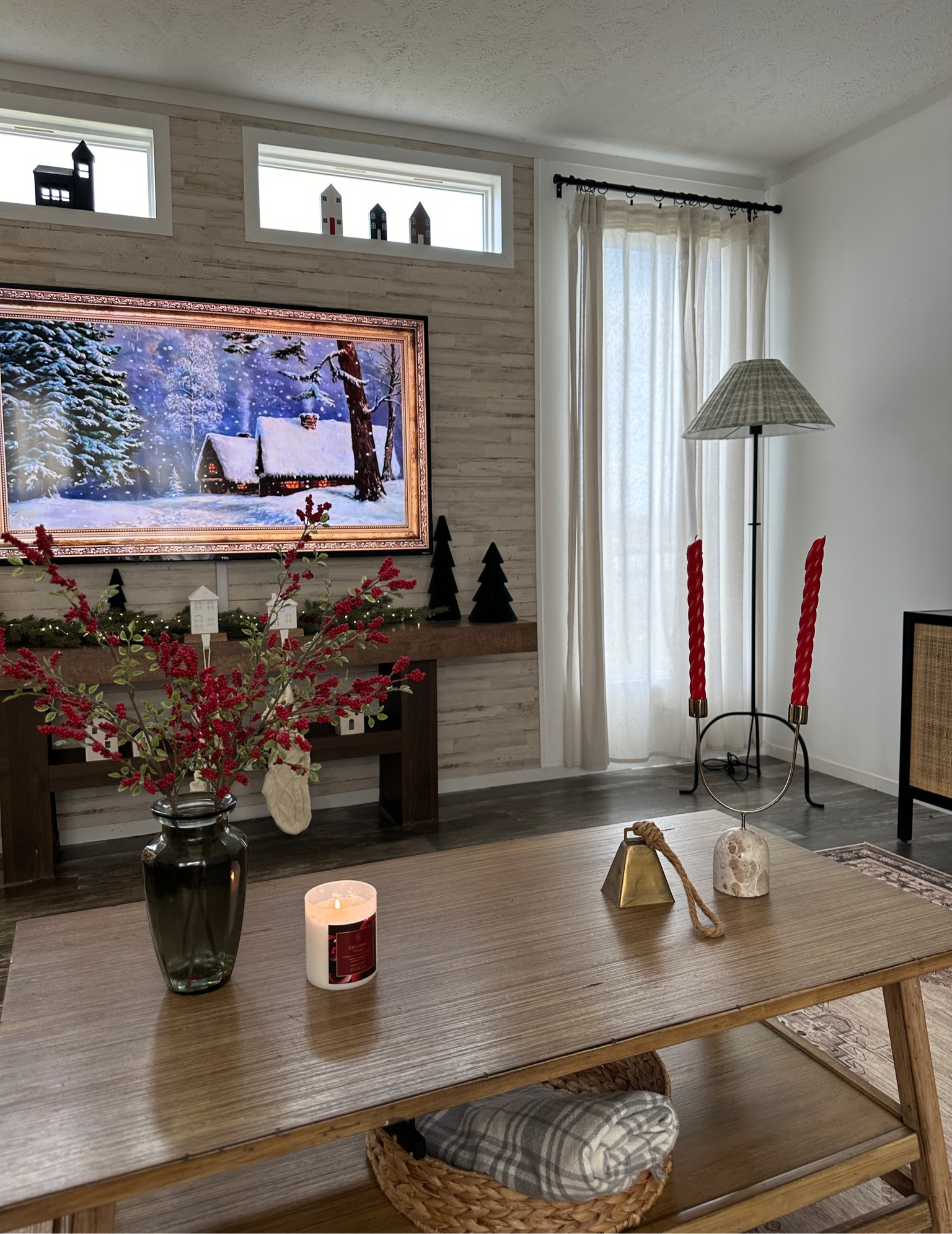 Coffee table christmas styled ❤️

#LTKHome #LTKSeasonal #LTKHoliday