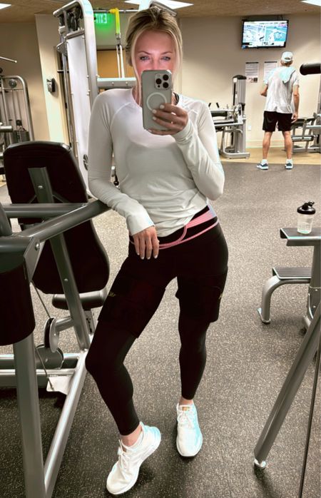 Friday night date night with myself 🤍 Shoulders and cardio 

Wearing my favorite sweat producing waist band at the end of my session!

#LTKfitness