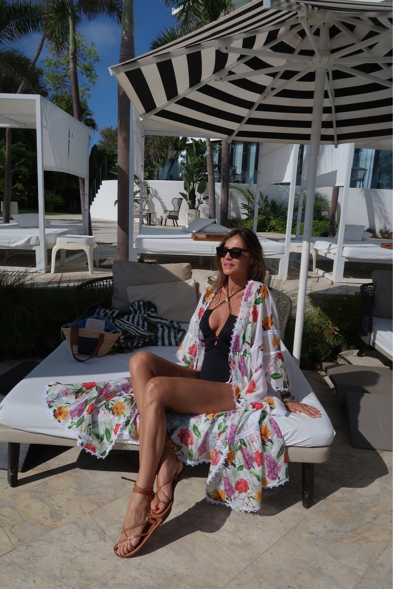 Look playa 🌊☀️

outfit inspiration, bañador negro, gafas de sol New Wave Saint Laurent, Farfetch, Charl Ruiz, Sezane, bolso cesta Loewe, H&M, MC2 Saint Barth, España. 

#LTKswim #LTKeurope #LTKSeasonal