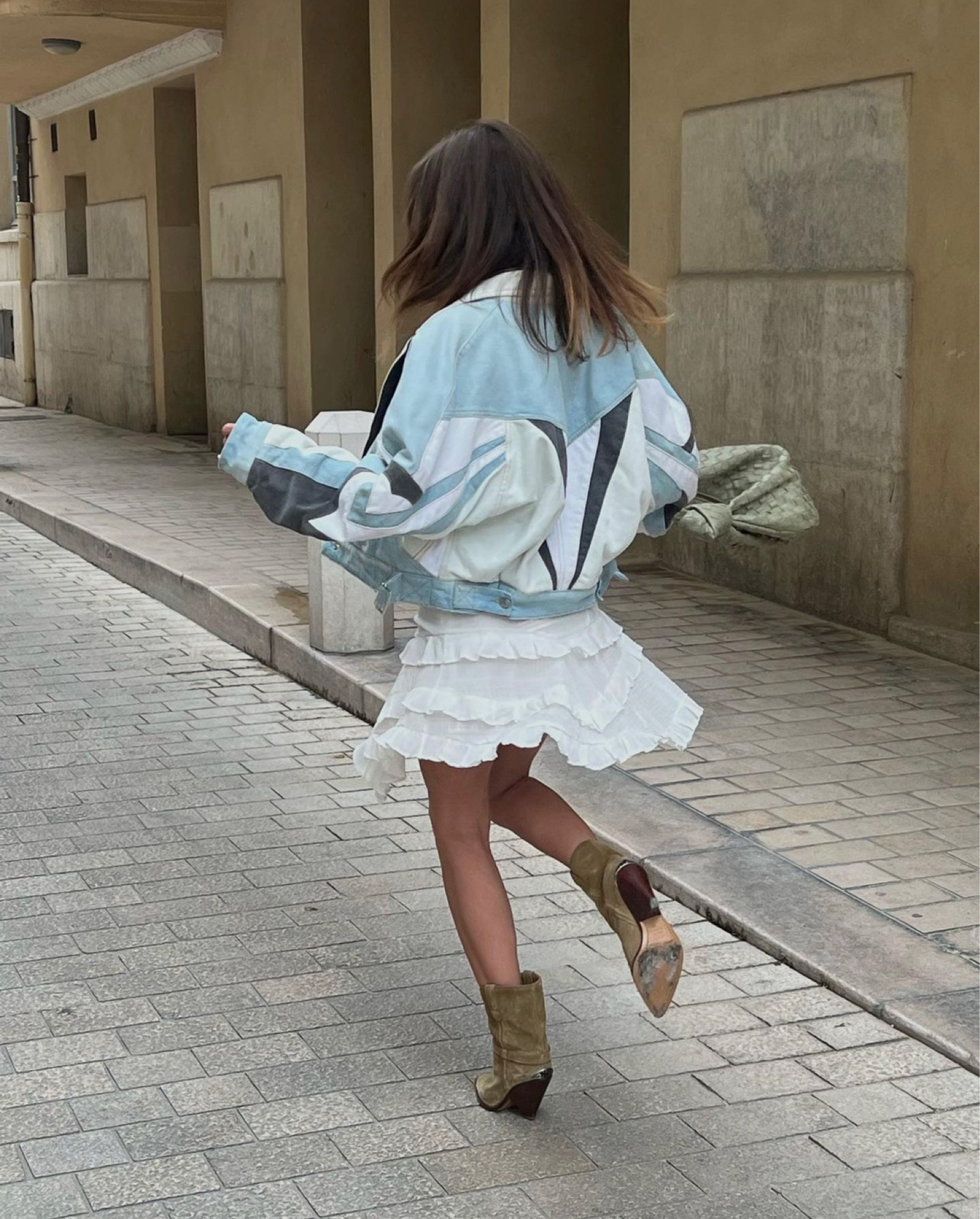 Total look Isabel Marant, petite jupe blanche et boots santiag. Veste oversize en jean, elle est vintage. Tenue casual bohème  #boots #isabelmarant #tenuedujour

#LTKunder100 #LTKeurope #LTKFind