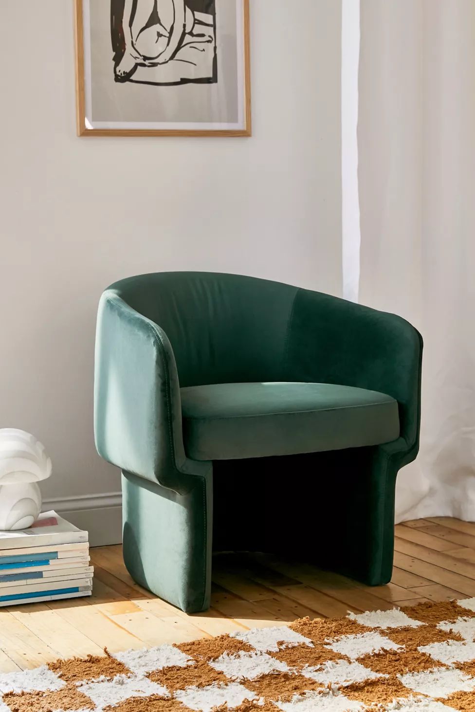 Tia Velvet Chair | Urban Outfitters (US and RoW)