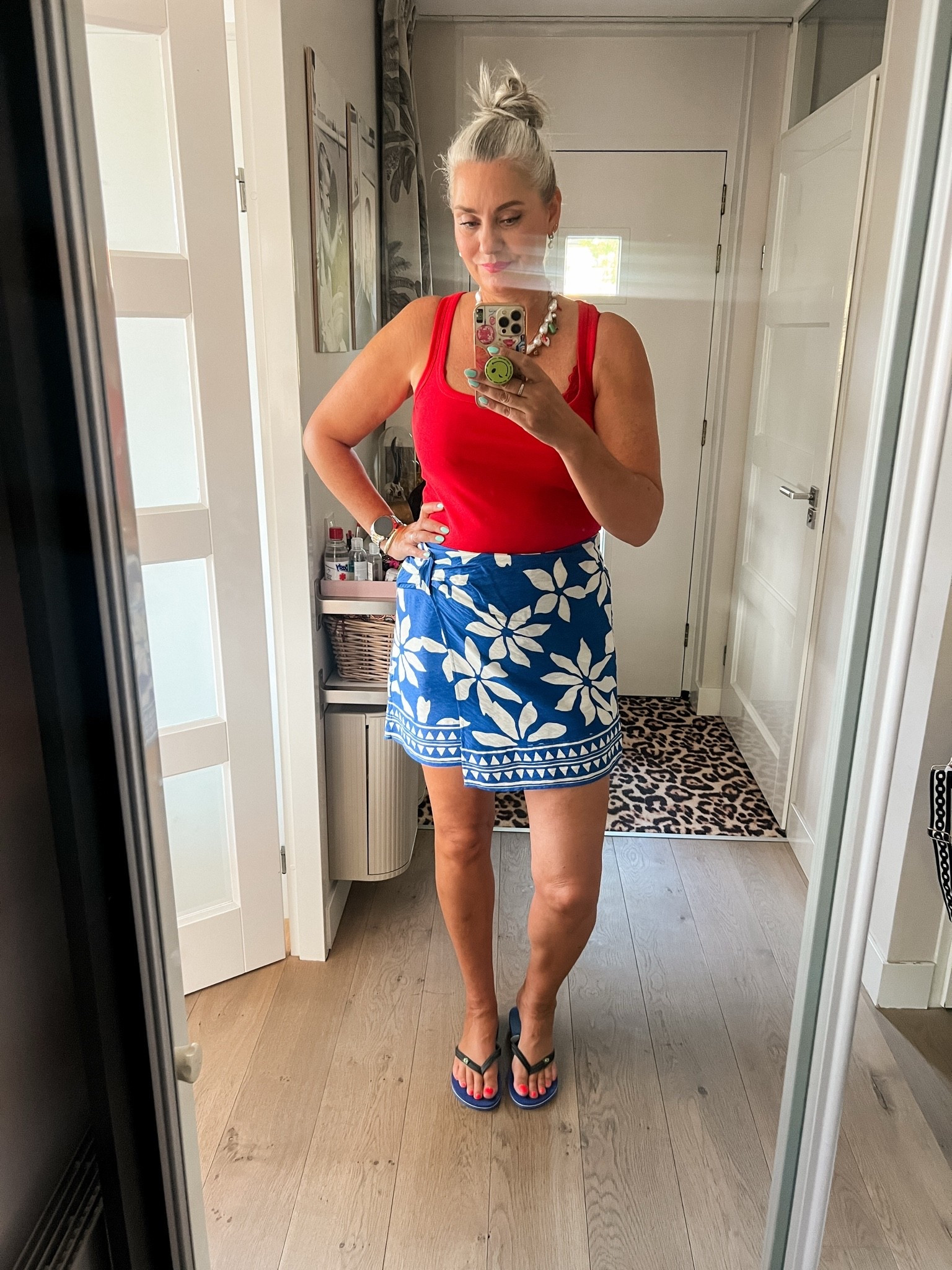 OOTD - dinsdag. Een rode tanktop (Guts & Gusto) op een blauw met wit geprinte skort (MS Mode). Blauwe Ipanema slippers.

#LTKnederlands #LTKeurope #LTKsummer