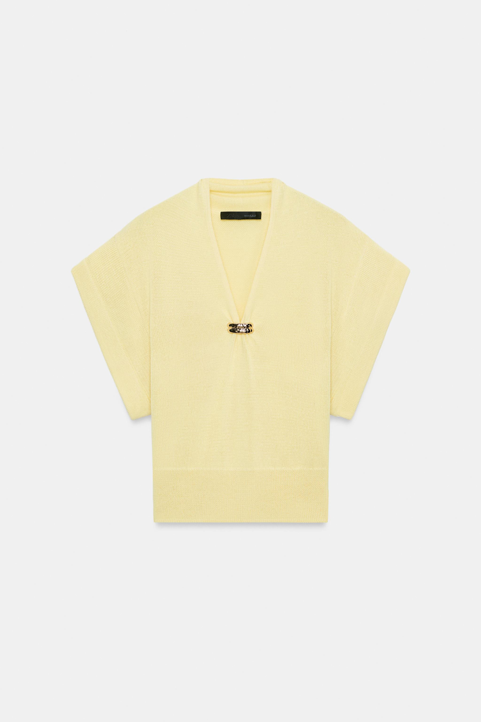 SHORT SLEEVE KNIT TOP WITH GOLD APPLIQUE | Zara US