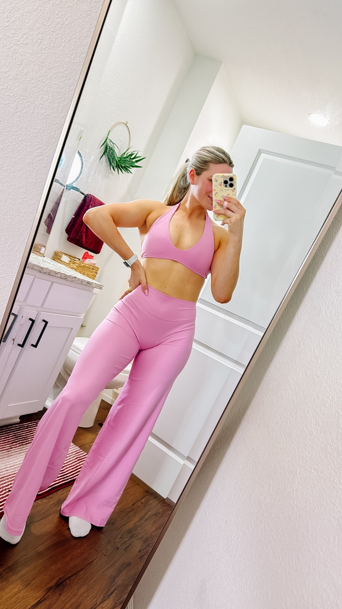 I’m OBSESSED with this set! It’s the “soft motion” collection. I’m wearing a Medium/Regular in the pants and a small in the sports bra 🎀
