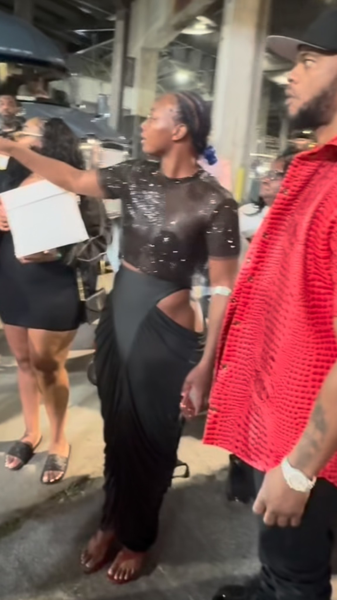 You ask, we answer! @theeradiance says, “Dress is fiyah!!! Yall know who made it?” @claressashields wore a full look from @shopakira at #StateFarmArena in Atlanta for #fightnight, including a $79.90 Just A Feeling Rhinestone Tee and a $45.90 Hottie Alert Mesh Maxi Skirt. Hot! Or Hmm..?

🎥 @kjhustleguy

#claressashields #claressashieldsfbd #claressashieldsstyle #shopakira #fightnight