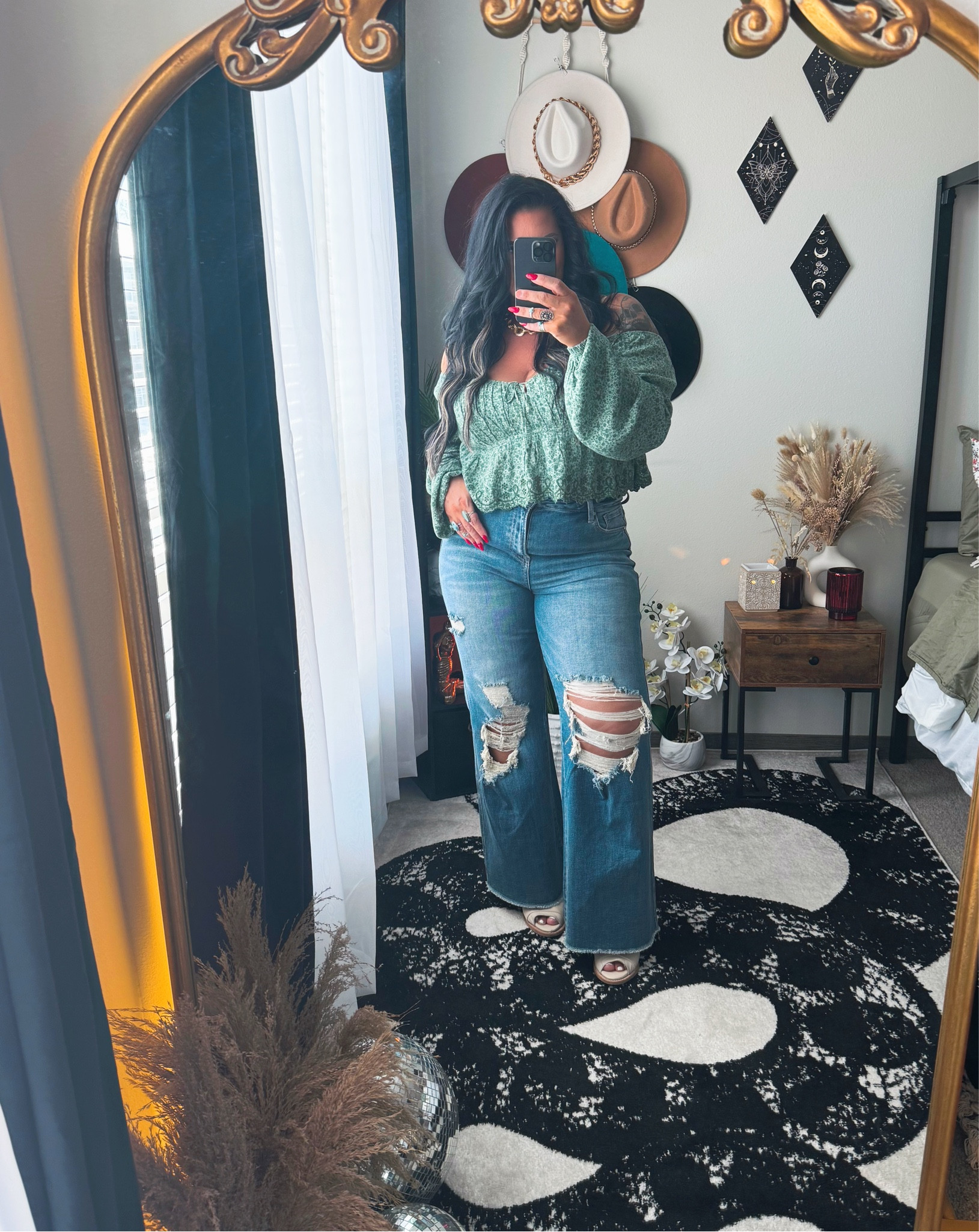 My exact jeans are only linked in my TikTok video of this outfit. But I did link others very similar if you do not have TikTok 💚🌺🌷