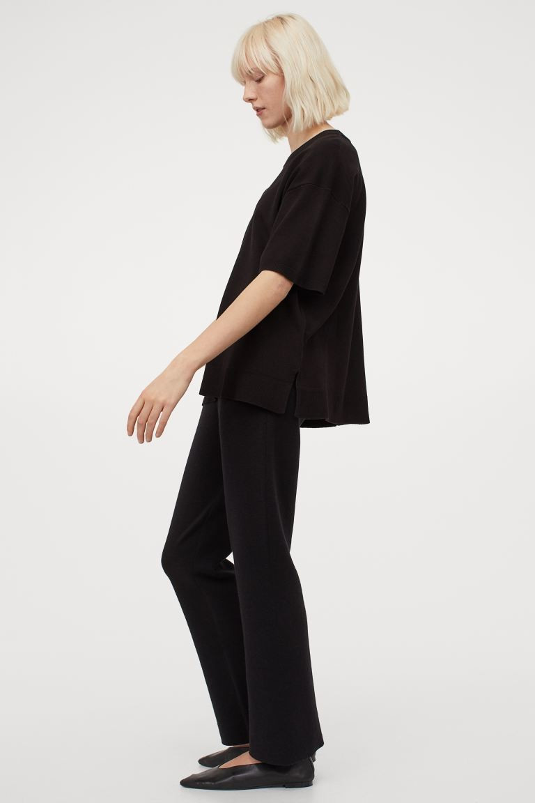 Straight-cut T-shirt in a fine-knit viscose blend. Relaxed fit with dropped shoulders, a ribbed n... | H&M (UK, MY, IN, SG, PH, TW, HK)