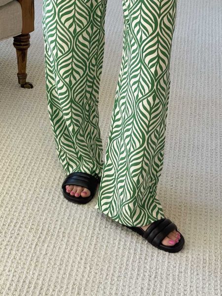 Printed green pants 😻

#LTKstyletip #LTKfindsunder50 #LTKSeasonal