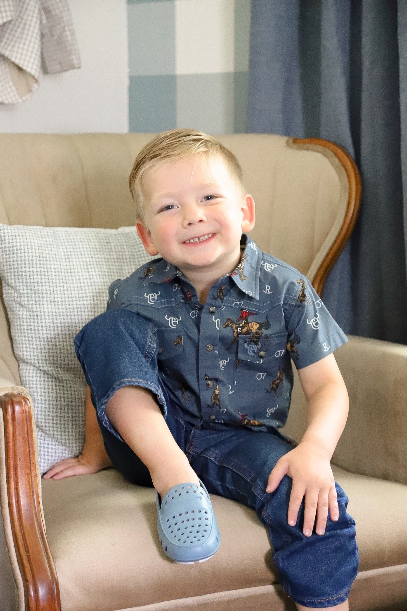 From feeding cows to farmer’s markets to pool days… @Floafers go everywhere. Shop the new spring + summer drops now! #floafers #floaferspartner 

#LTKKids