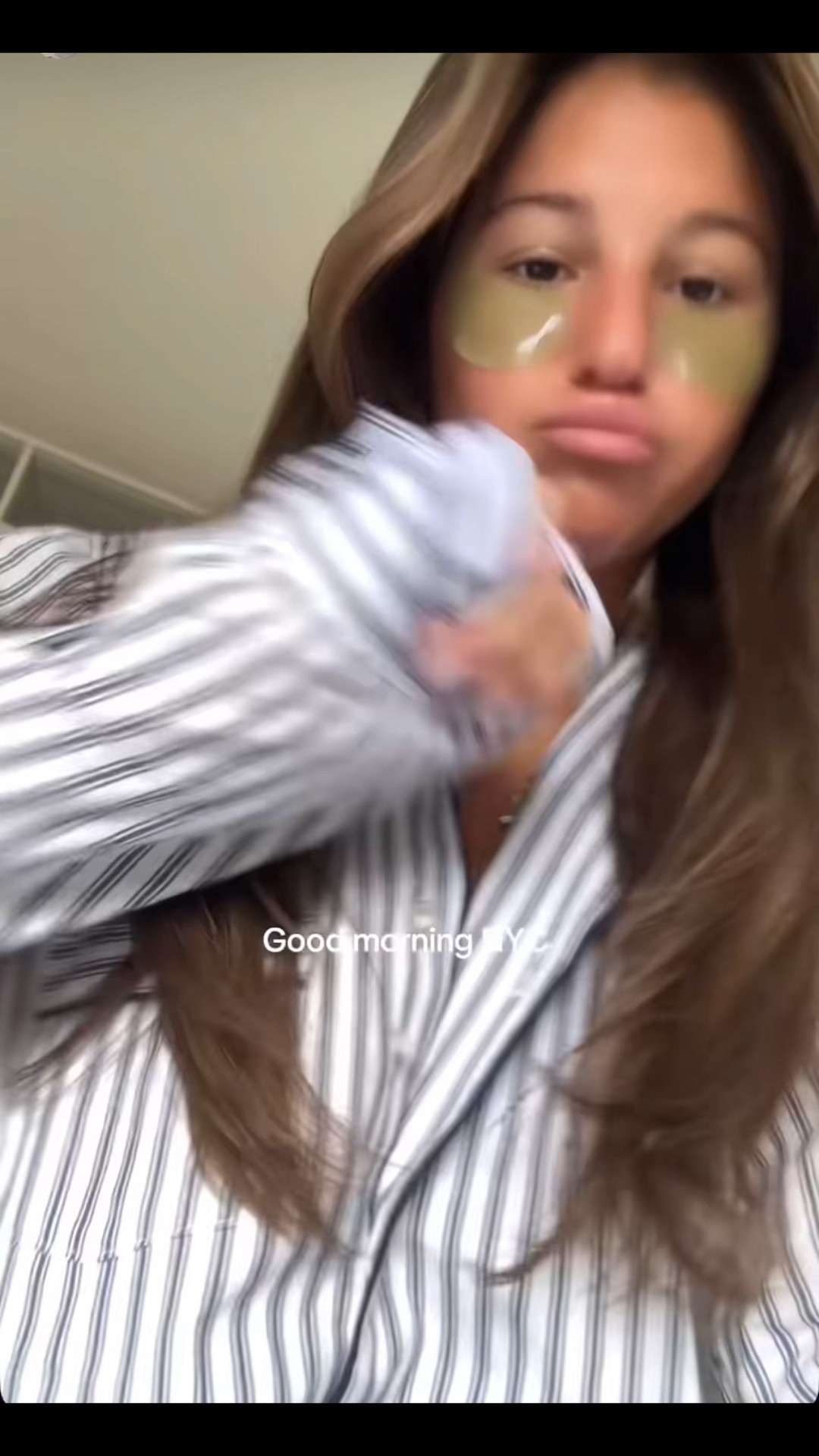 Navy French pinstripe pajamas ⚓️ #goodmorning

#LTKdayinmylife