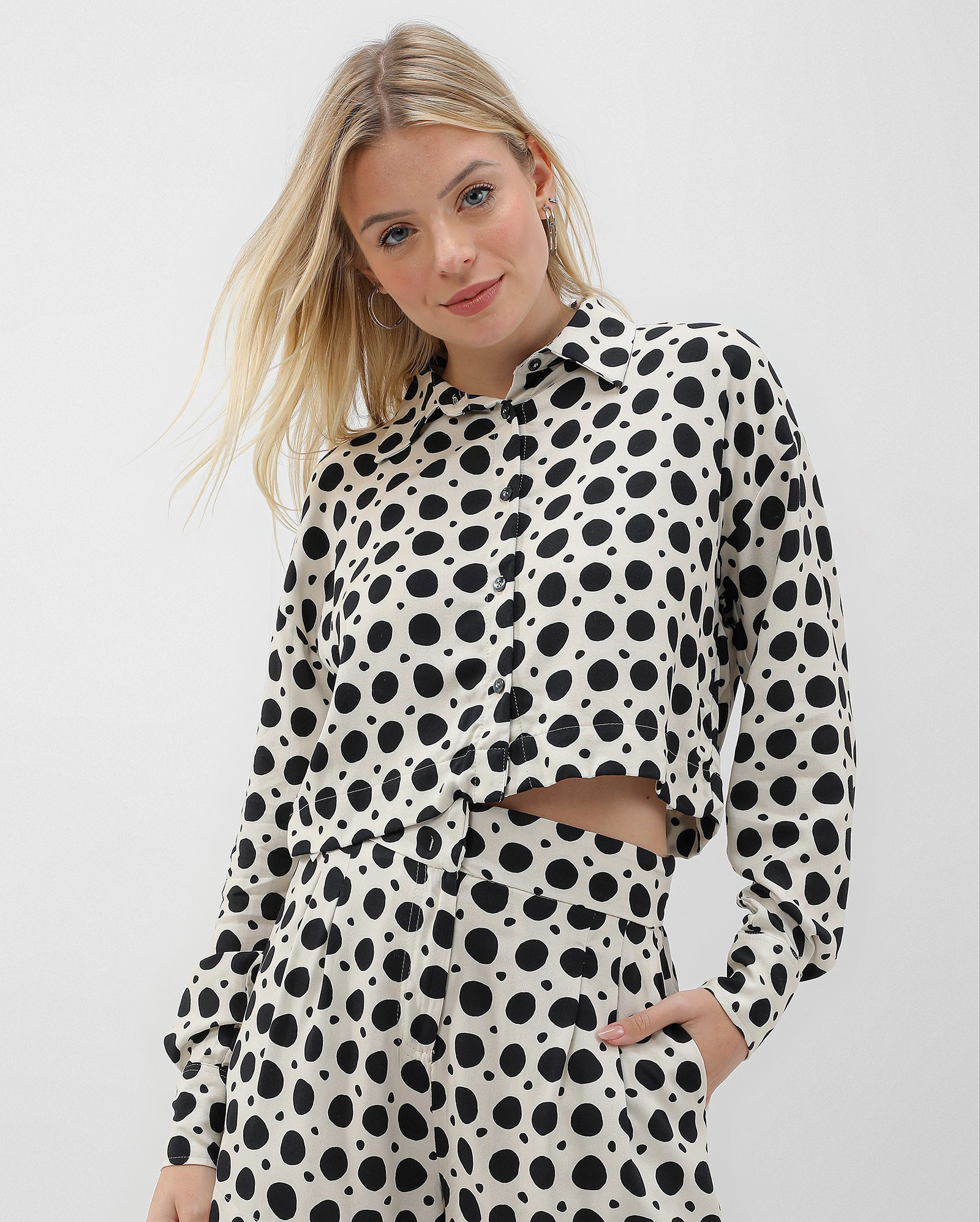 Camisa cropped manga longa maxi poá bege | Pool by Riachuelo | Riachuelo (BR)