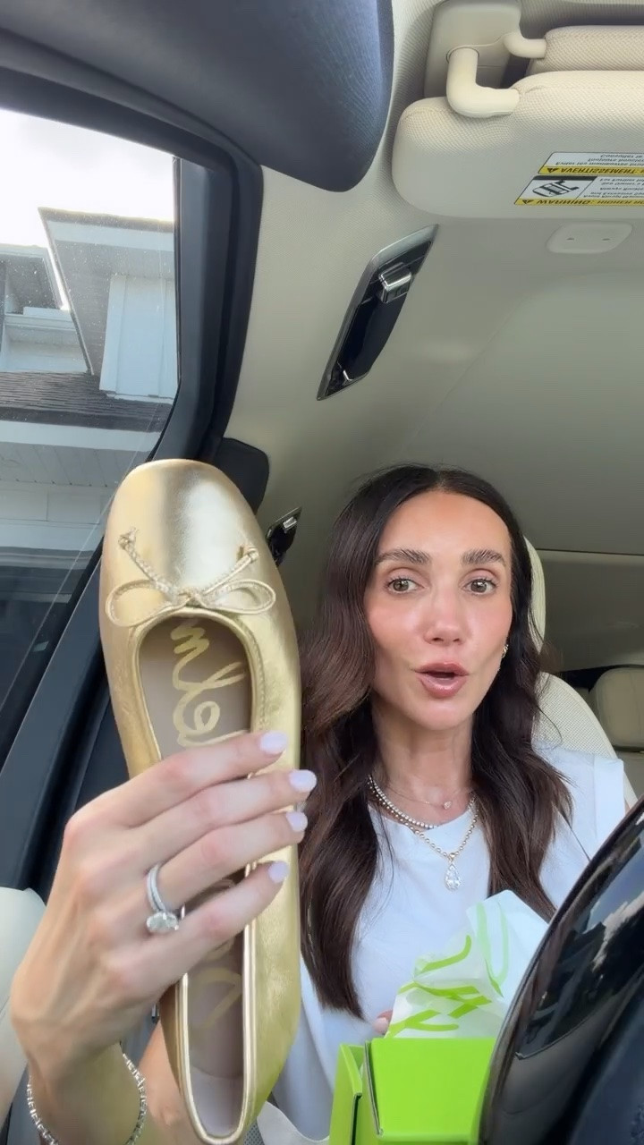 New ballet flats for fall.
Sam Edelman Ruthie Martini Olive.
Dolce Vita Alie gold, cyprus tan, light sand.

#LTKOver40