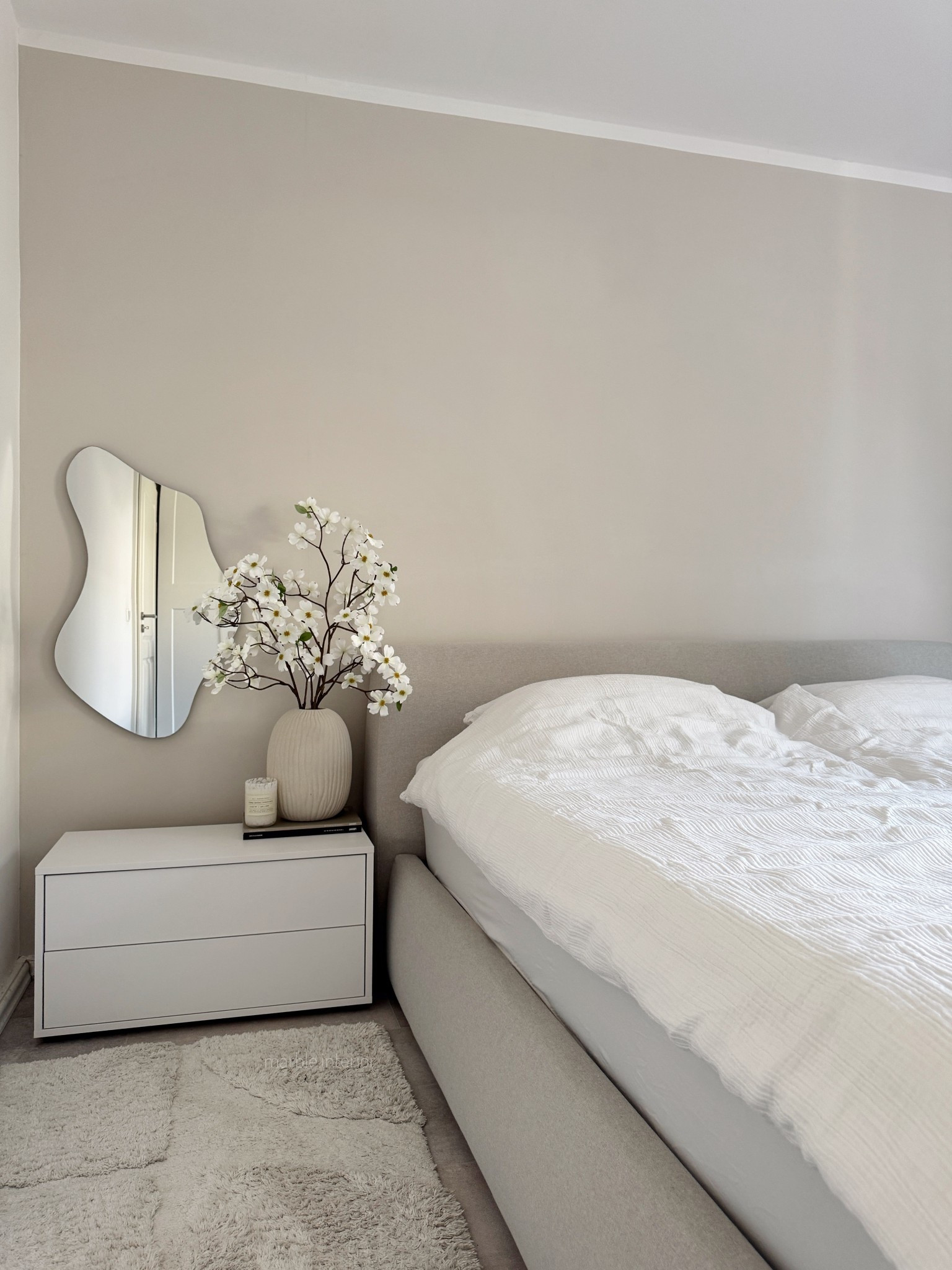 Schlafzimmer Inspiration Nachttisch Spiegel Teppich Bett Bettwäsche Musselin Vase Deko Schlafzimmerideen modern Minimalismus minimal Design Wandfarbe Kunstblumen Ikea westwing

#LTKdeutschland #LTKhome #LTKspring