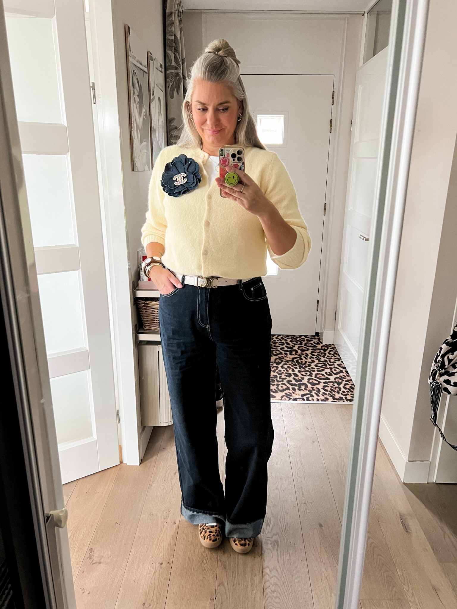 OOTD- zaterdag. Botergeel vest (MS Mode, M) over het beste basic witte T-shirt (L), een donkerblauwe straight wide leg jeans met grote omslag, twee broches over elkaar en luipaard print leren sneakers. 



#LTKTall #LTKOver40 #LTKootd