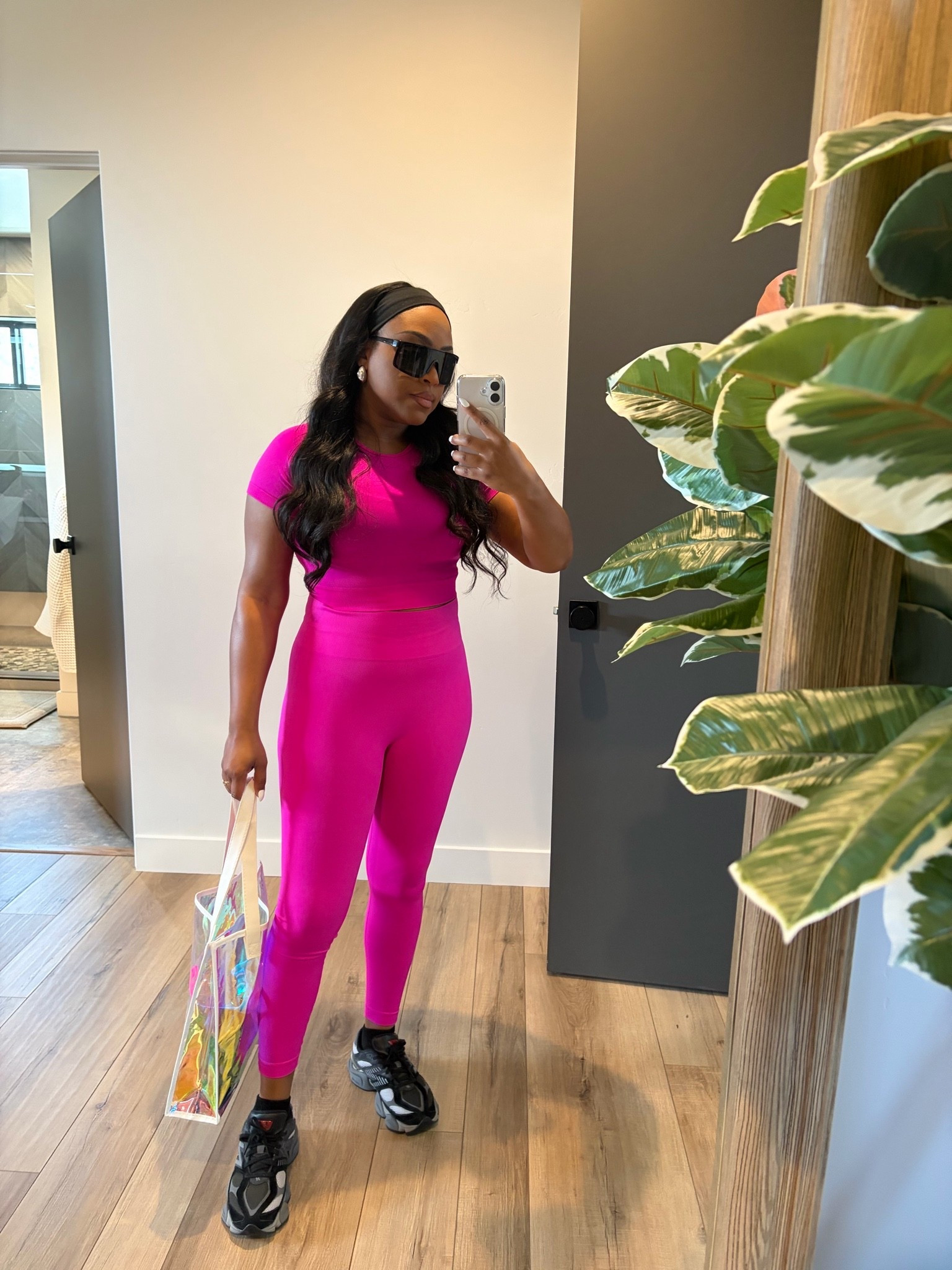Hot pink activewear set! So good for a girls fitness class or while on vacay💕
