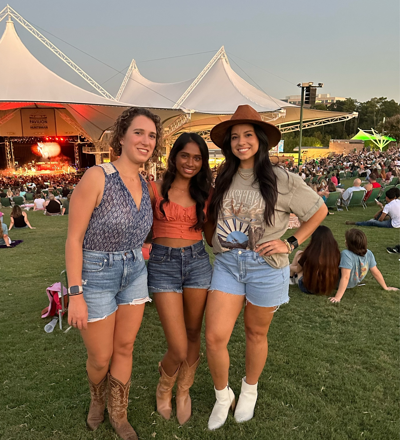 Casual concert fit! 

#LTKFind #LTKstyletip #LTKSeasonal