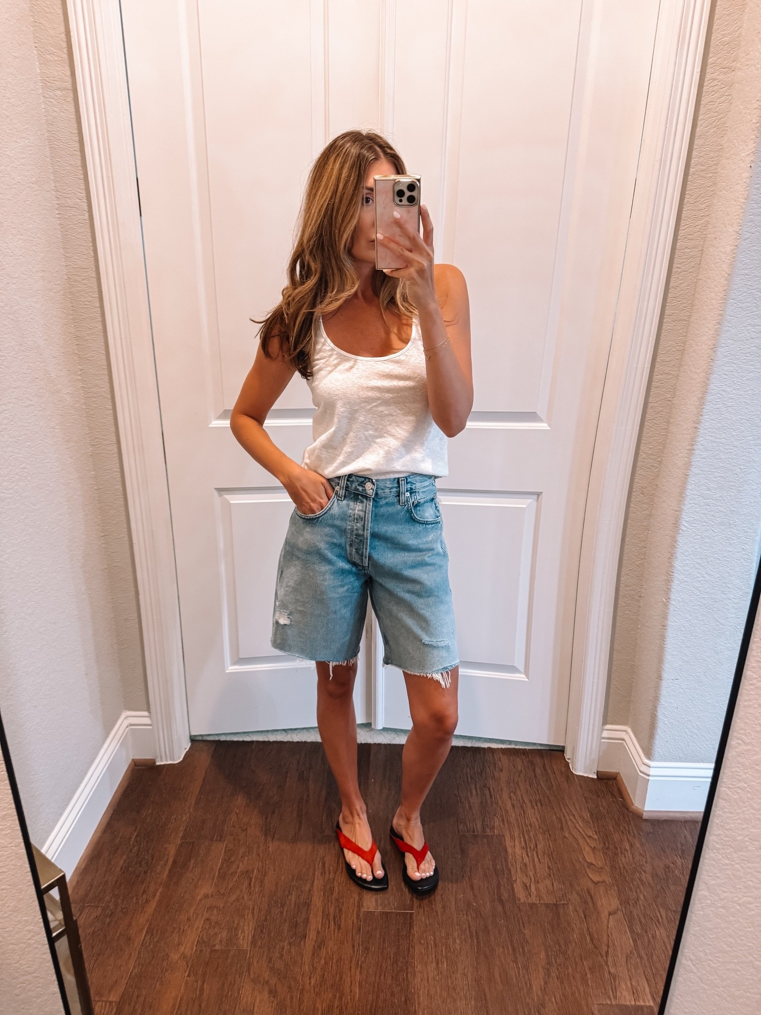 Small in tank, 26 in shorts (a little big)