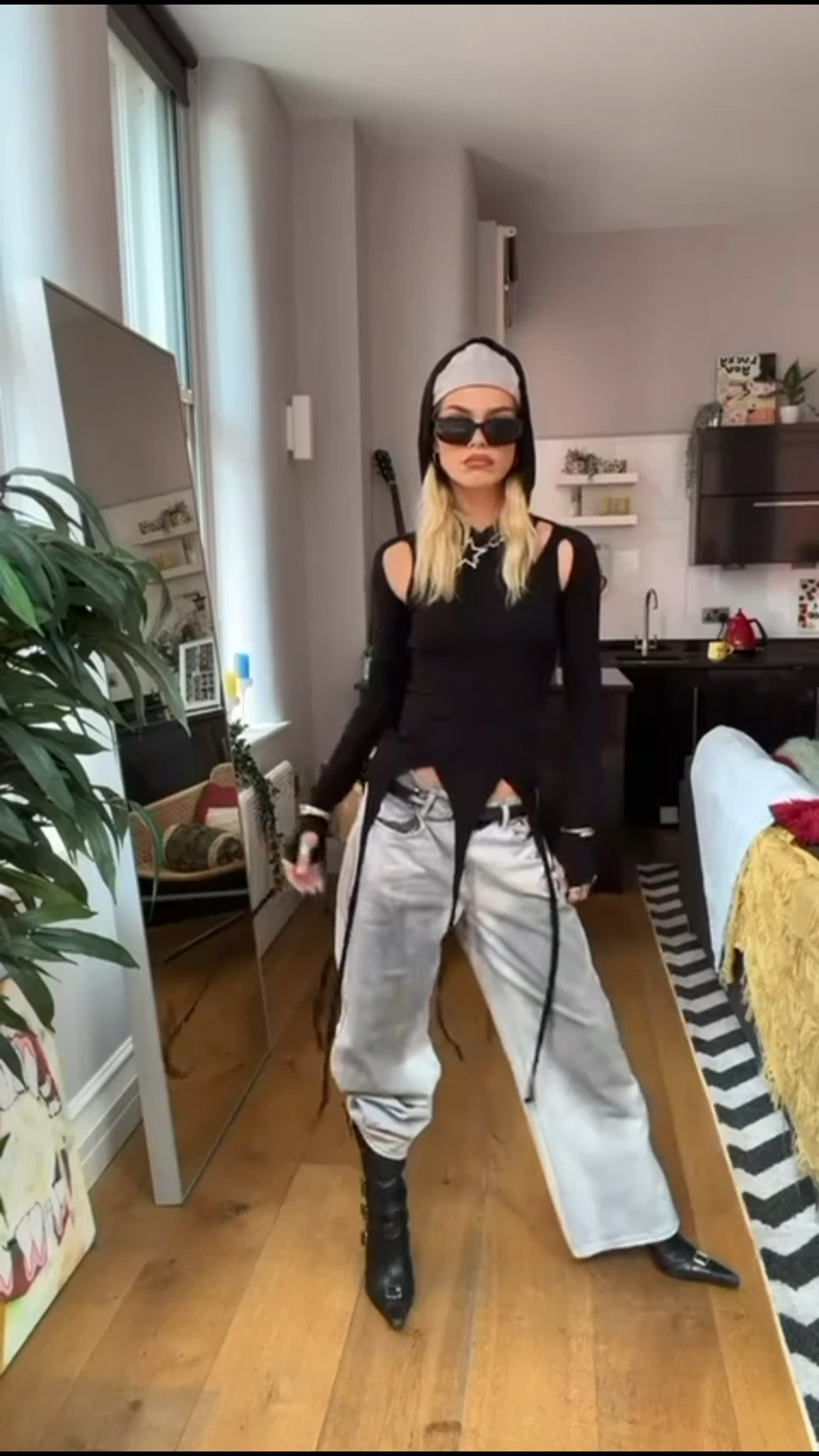 The Ragged Priest jeans 🩶

Street style, cut out top, baggy jean, distressed denim, buckle boots, biker boots, heeled boots, y2k

#LTKuk #LTKwinter #LTKautumn