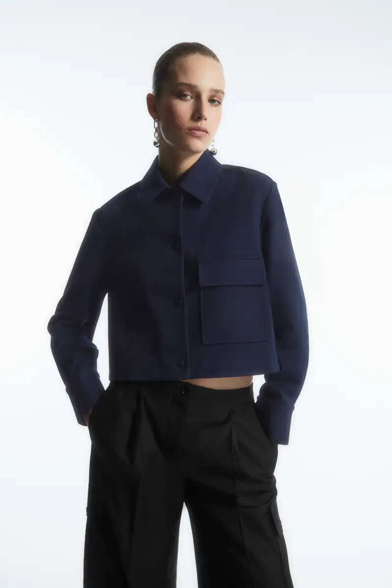 VESTE COURTE EN SERGÉ | COS (EU)