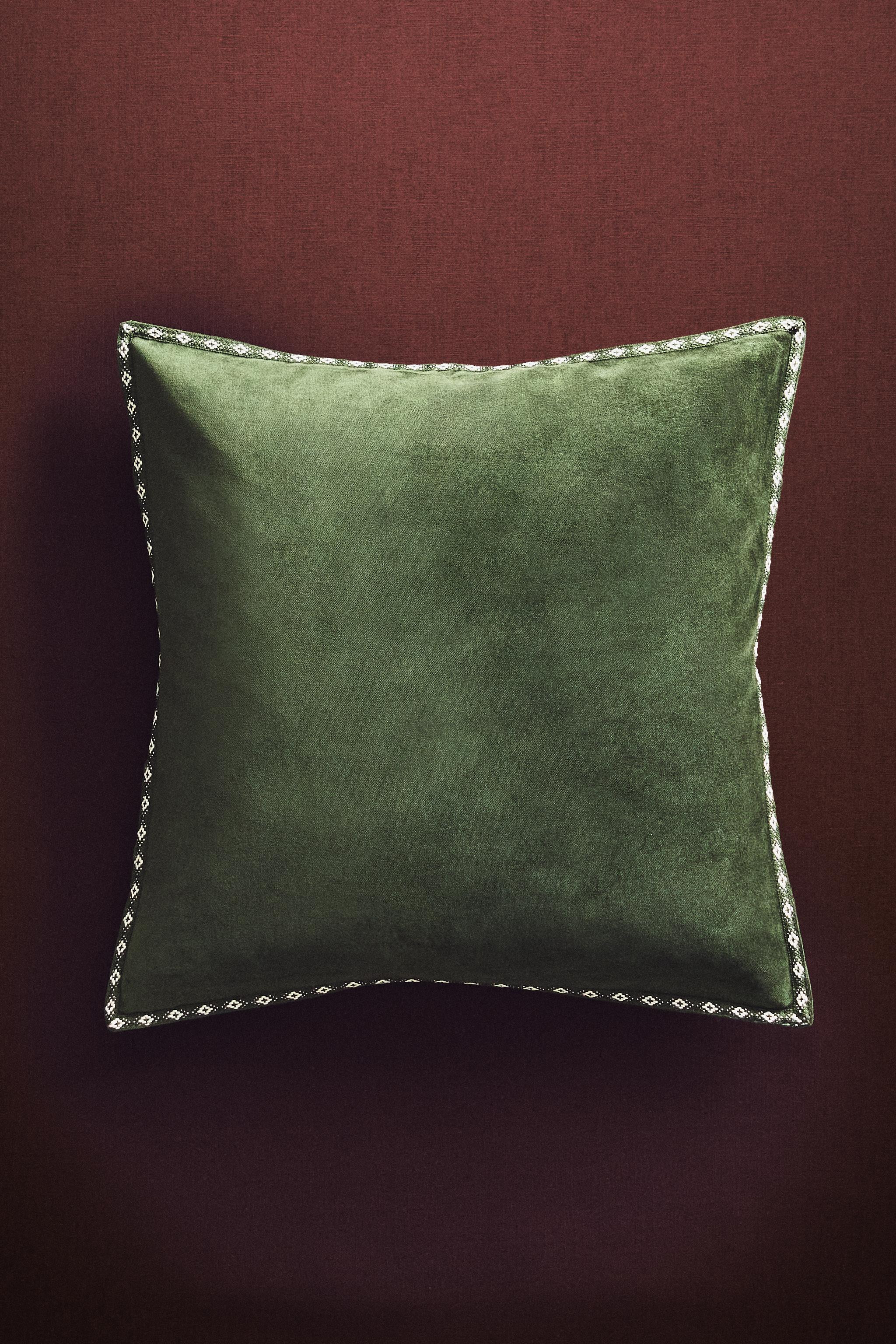 VELVET CHRISTMAS CUSHION COVER WITH EDGE DETAIL | Zara UK
