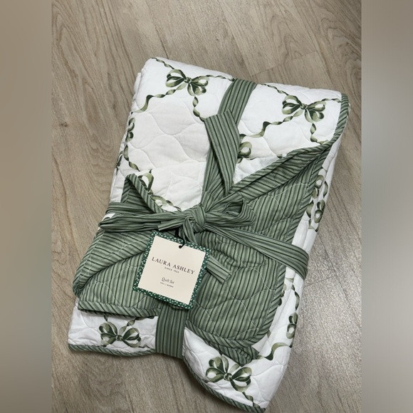 laura ashley queen quilt bow set | Poshmark