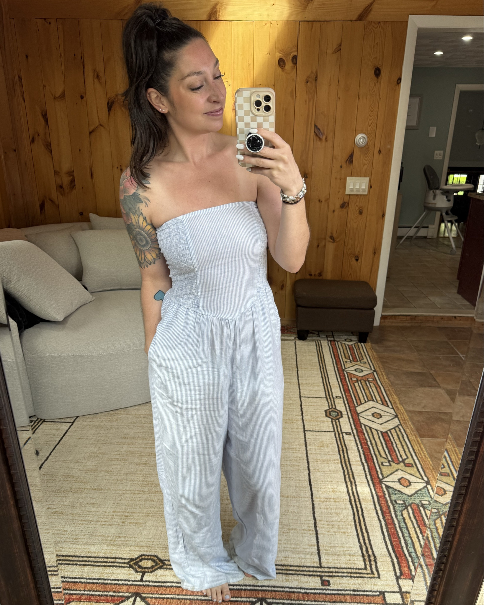 Comfiest and cutest strapless jumpsuit. Wore this to a summer bbq! I’m wearing a small! 