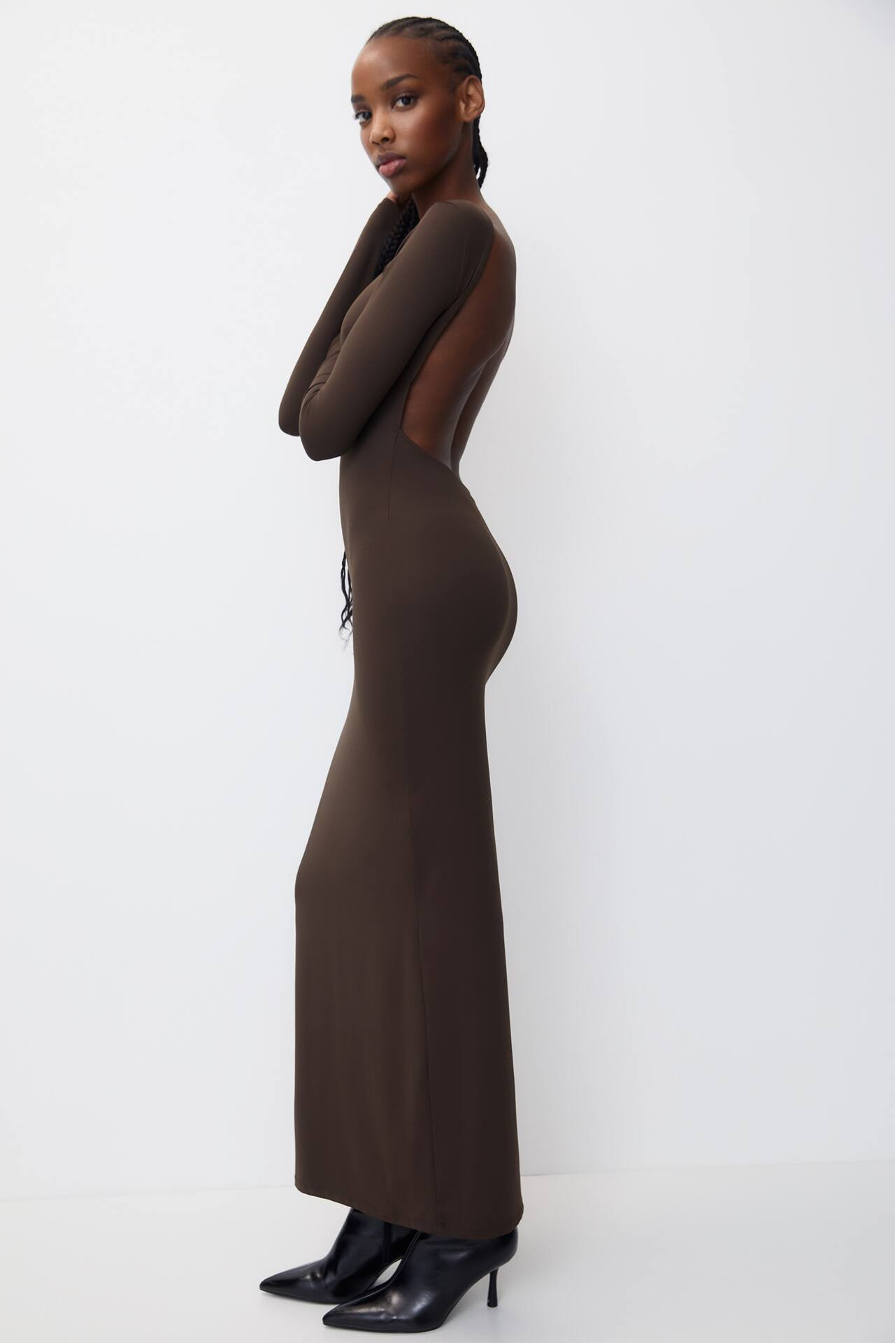 Langes Kleid aus Polyamid mit freiem Rücken | PULL and BEAR DE