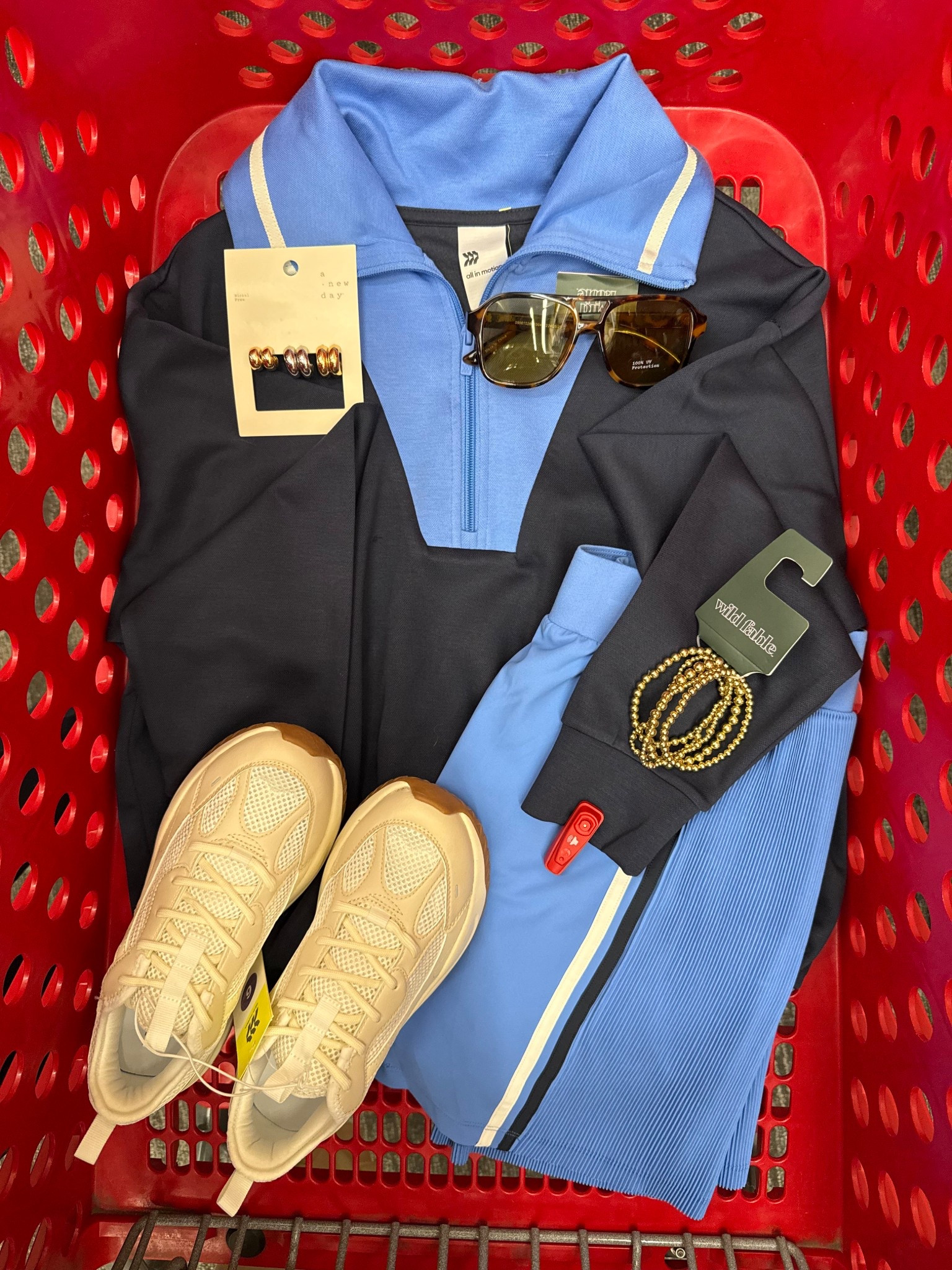 this might be an activewear post… but really it’s an iced coffee & errands outfit 💙